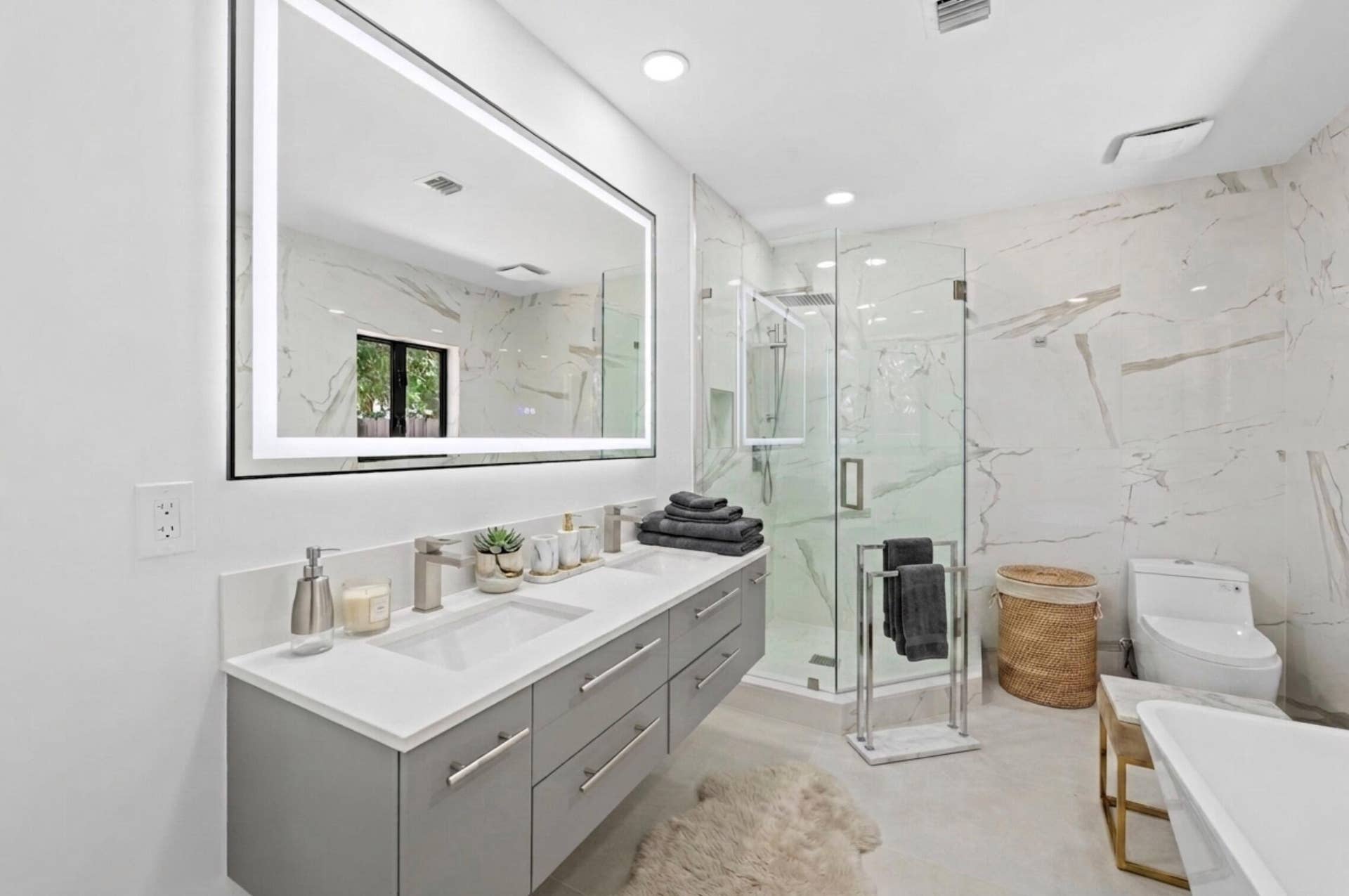 2811 NE 53rd Court, Lighthouse Point, FL 33064 Master Bath Staged