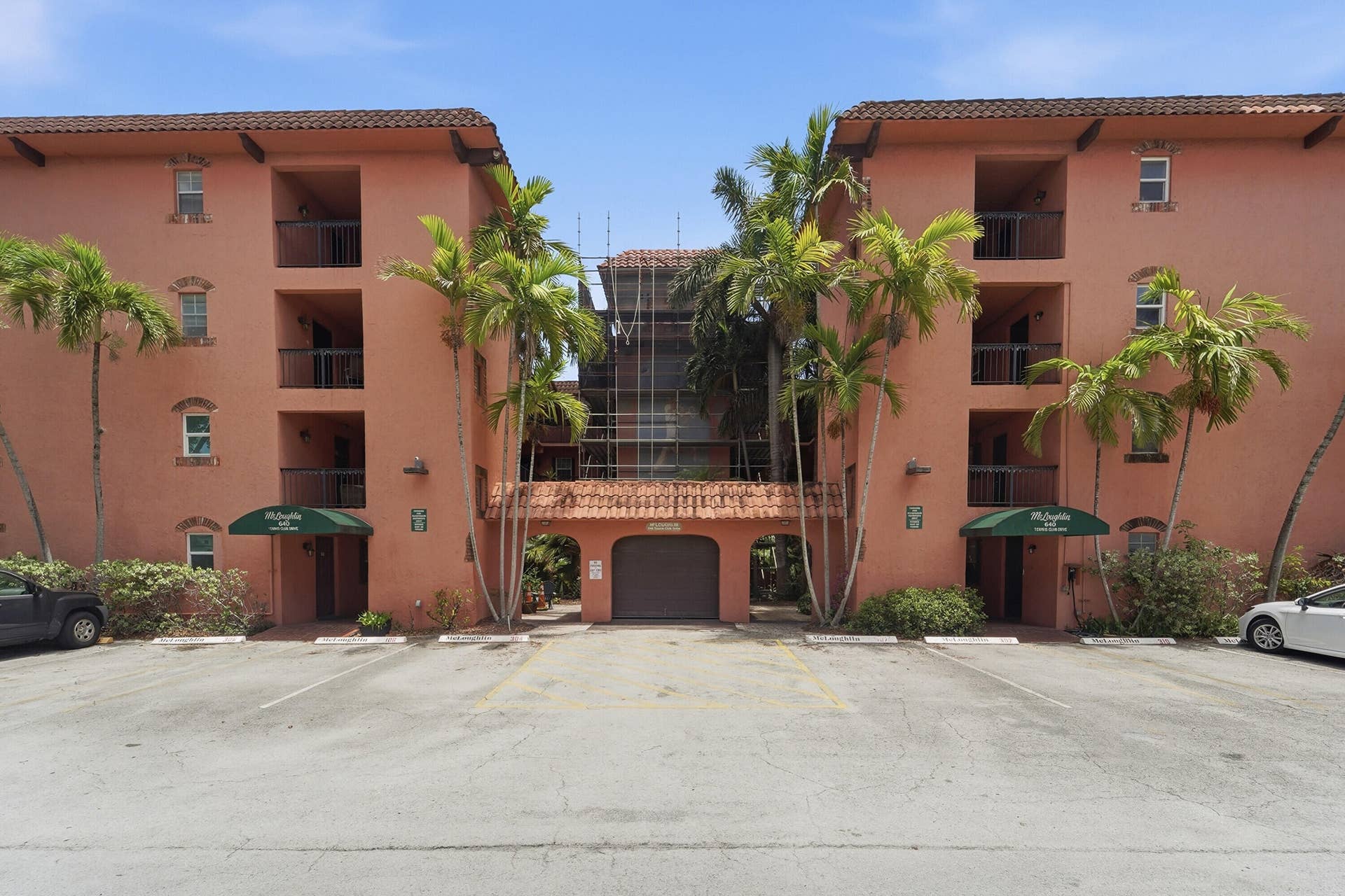 640 Tennis Club Drive, #103, Fort Lauderdale, FL 33311 02_out buildings