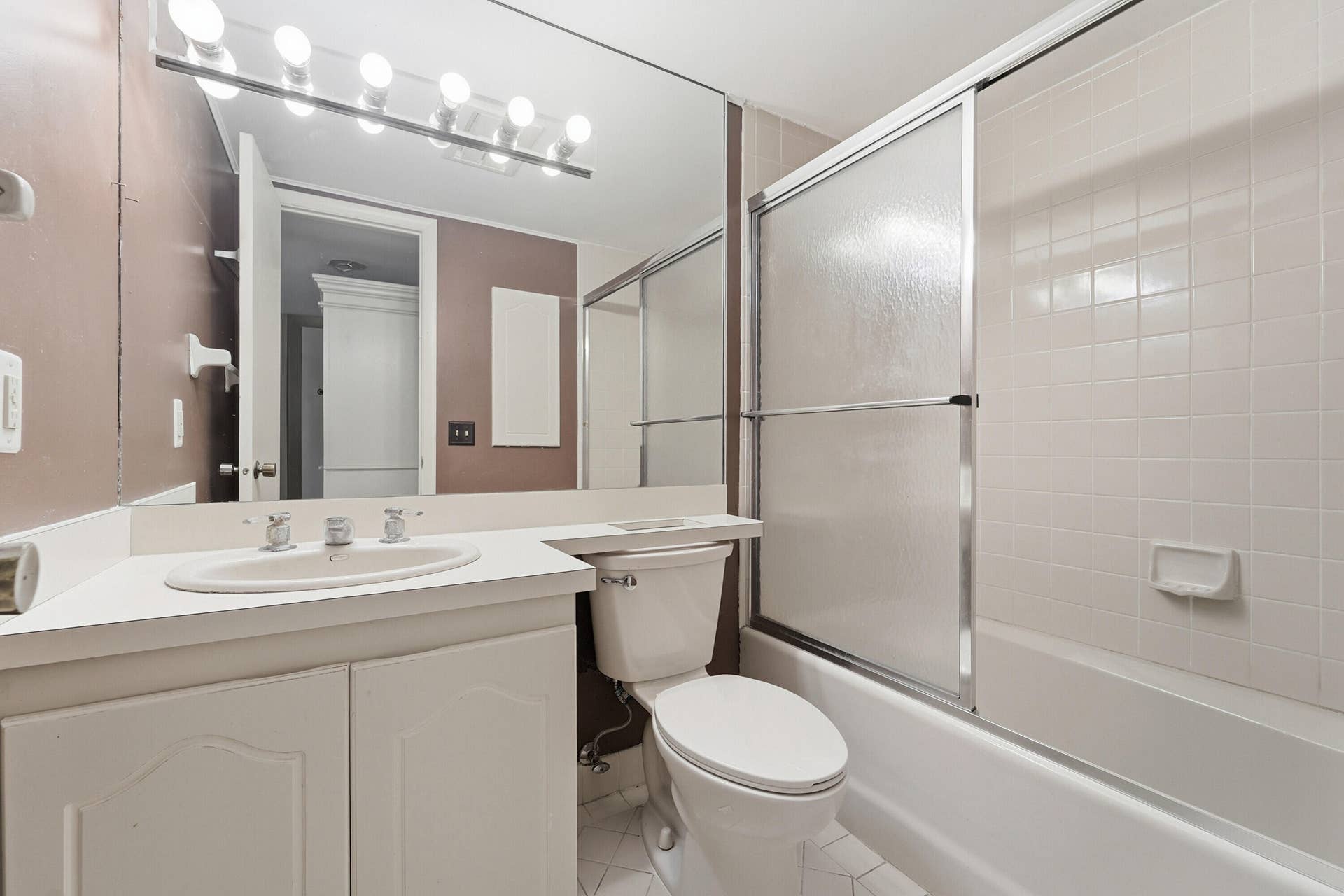 640 Tennis Club Drive, #103, Fort Lauderdale, FL 33311 25_primary bathroom