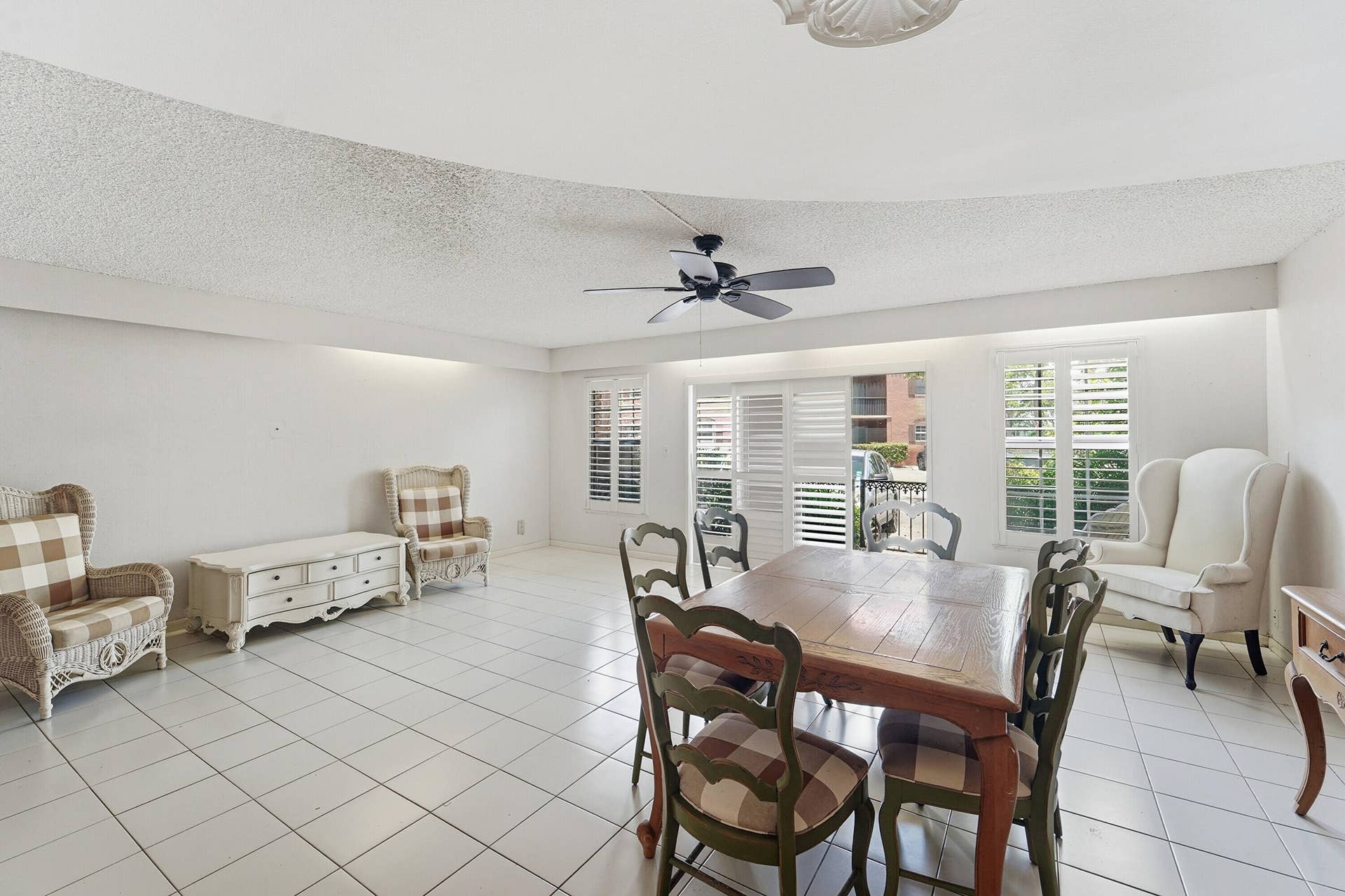 640 Tennis Club Drive, #103, Fort Lauderdale, FL 33311 11_living room
