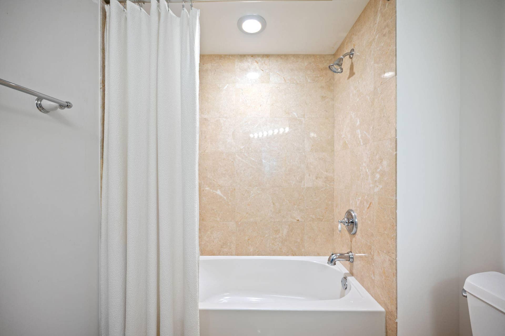 22-web-or-mls-2001-n-ocean-blvd-304