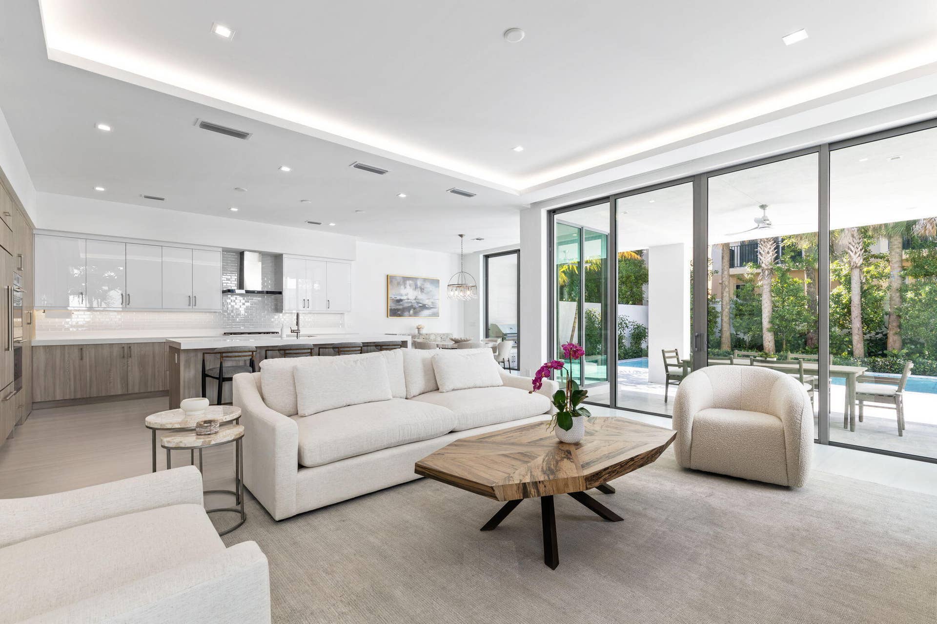 406 LIVING TO KITCHEN