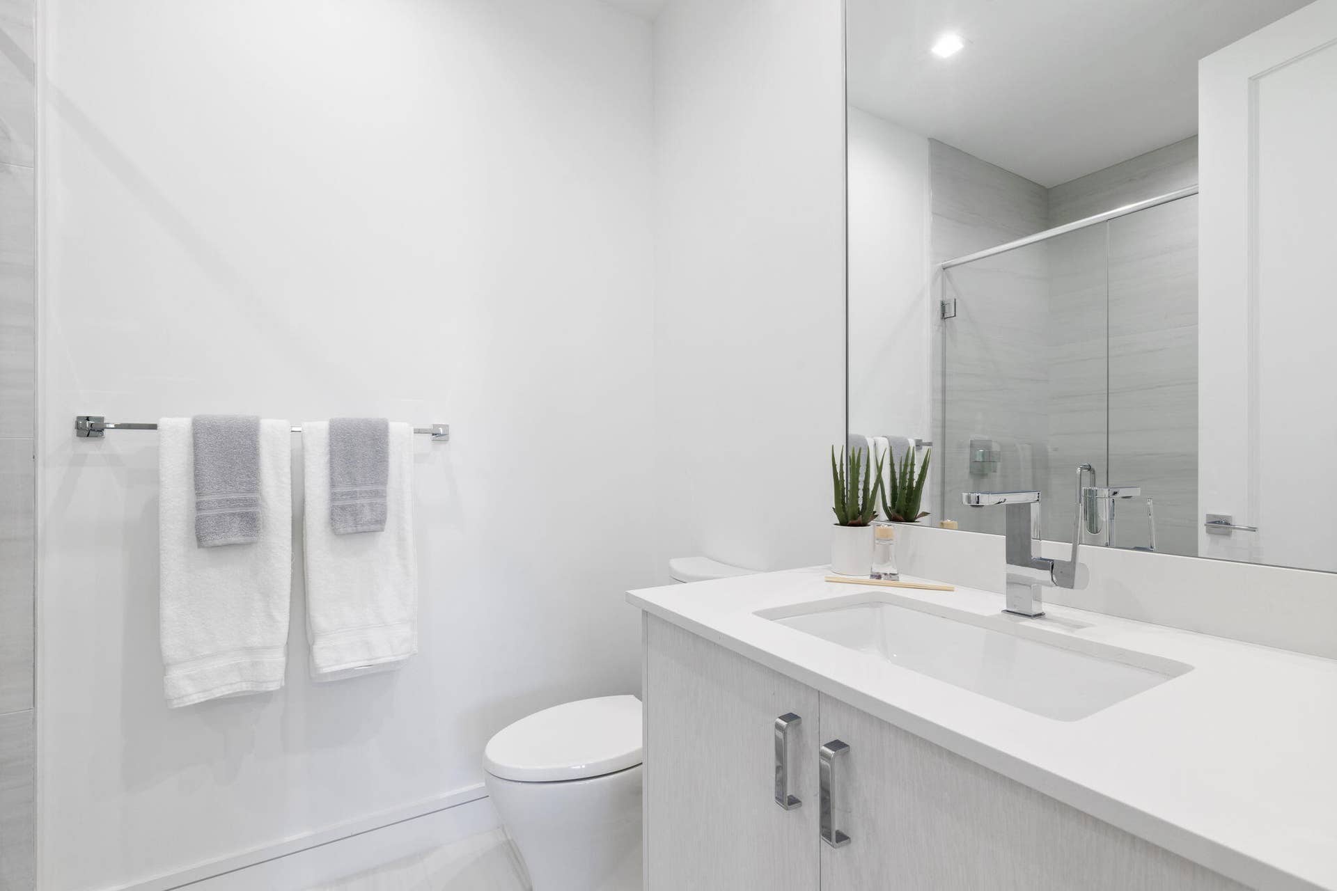 406 DOWNSTAIRS BATH