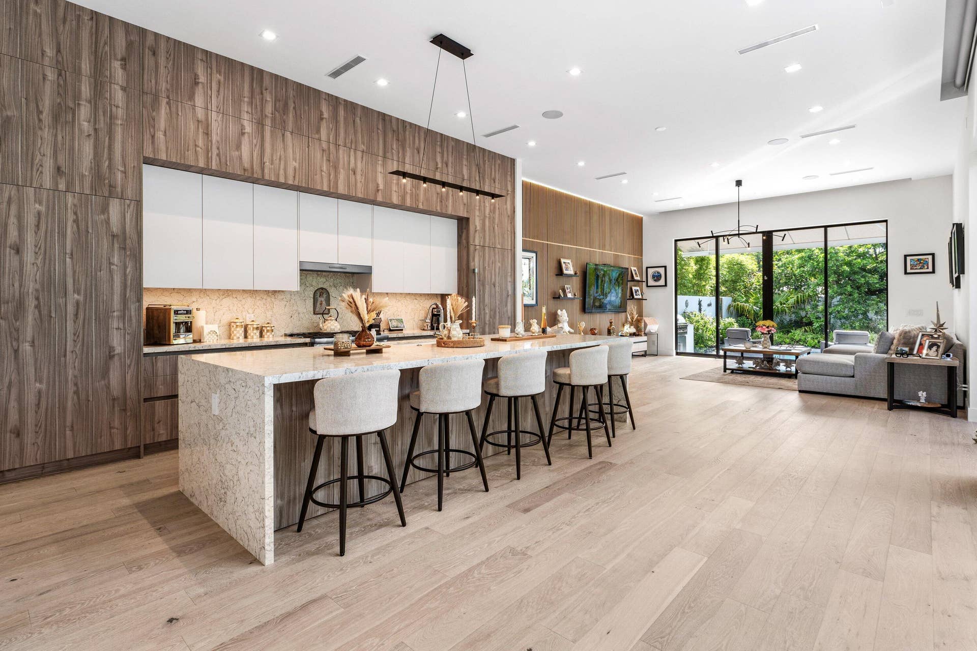 917 NE 8th Avenue, Delray Beach, FL 33483 Kitchen