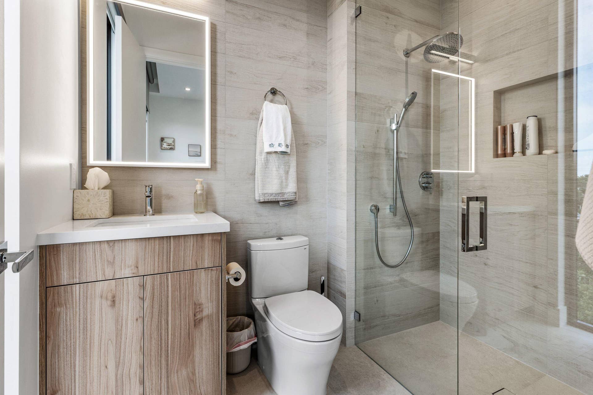 917 NE 8th Avenue, Delray Beach, FL 33483 Guest Bath 2