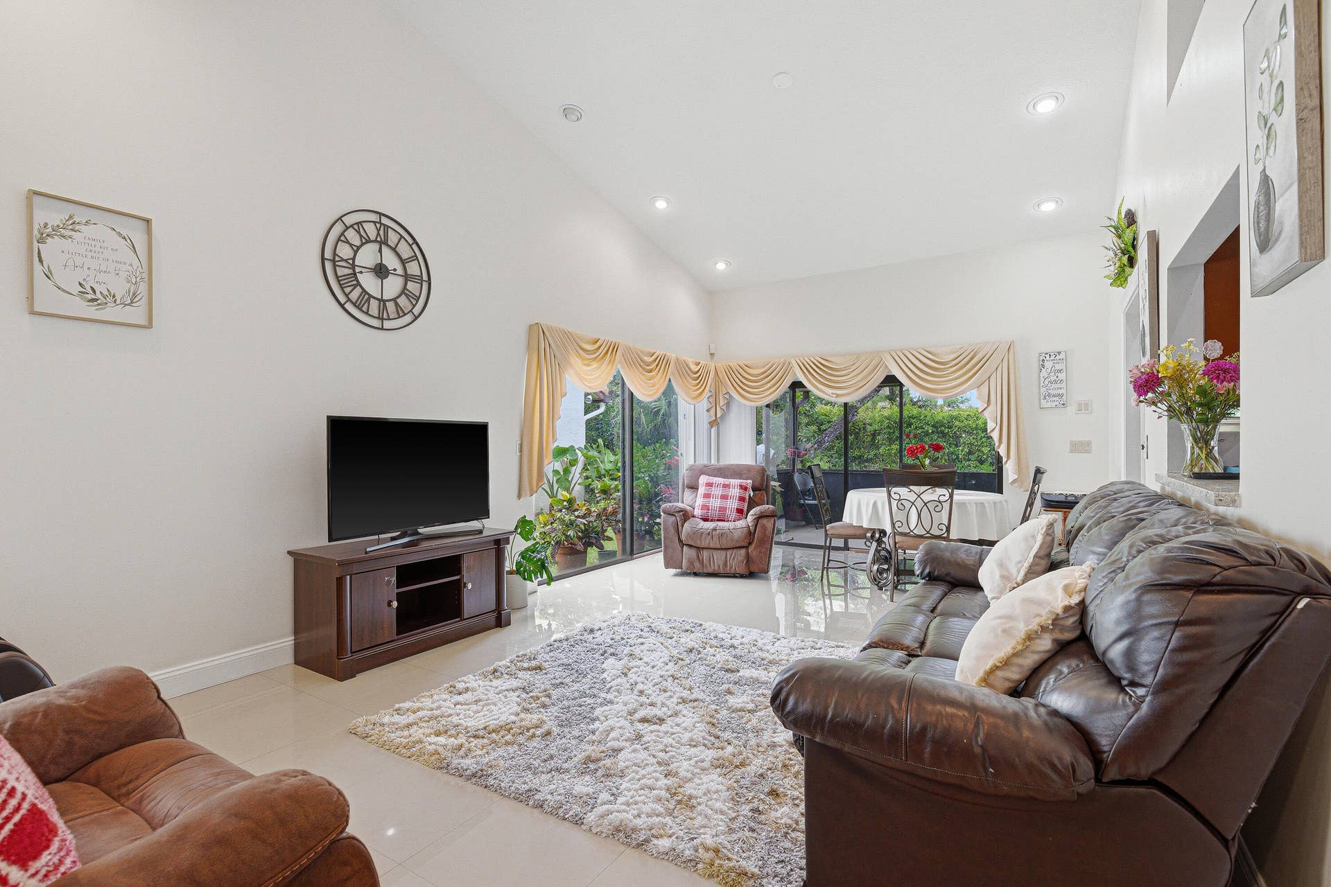 LIVING-ROOM-02