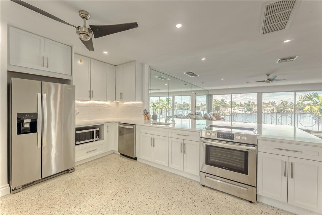 2717 Yacht Club Boulevard, #6e, Fort Lauderdale, Fort Lauderdale, FL 33304 view to the Bay when cooking