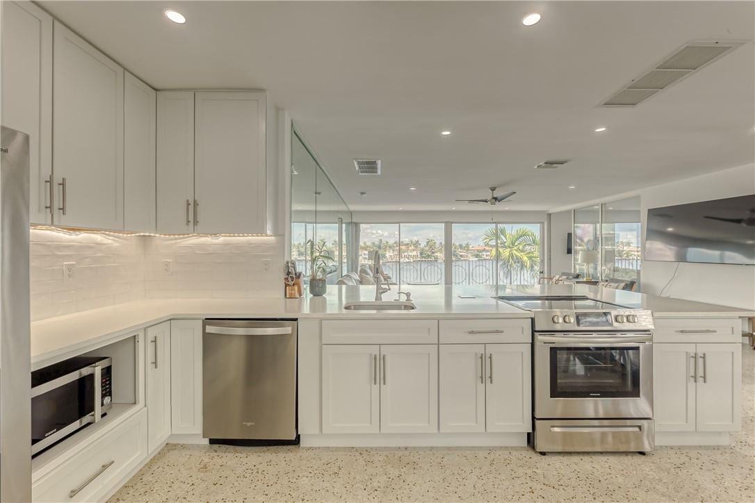 2717 Yacht Club Boulevard, #6e, Fort Lauderdale, Fort Lauderdale, FL 33304 view to the Bay when cooking