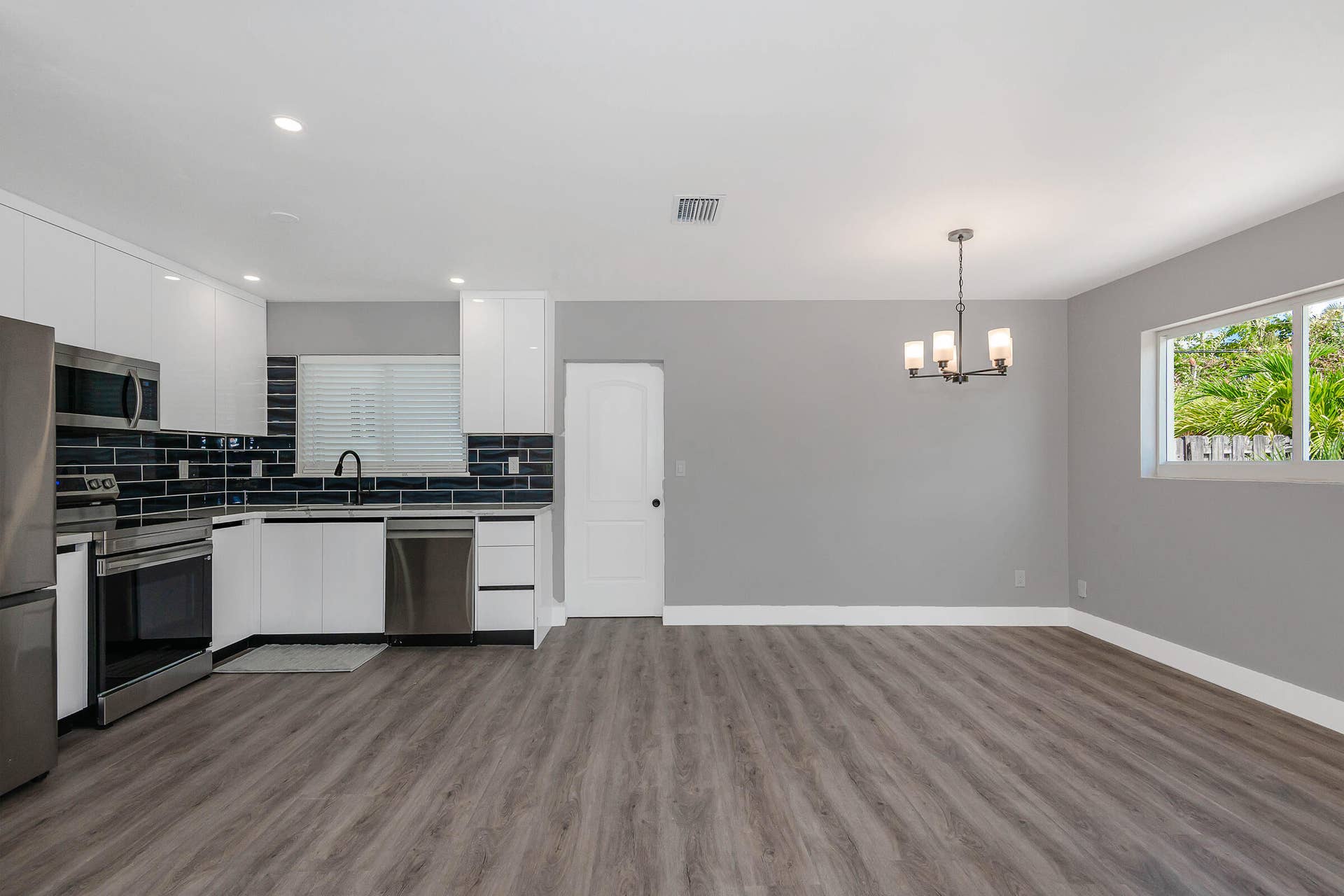 2733 NE 6th Avenue, Wilton Manors, FL 33334 Kitchen and dining area