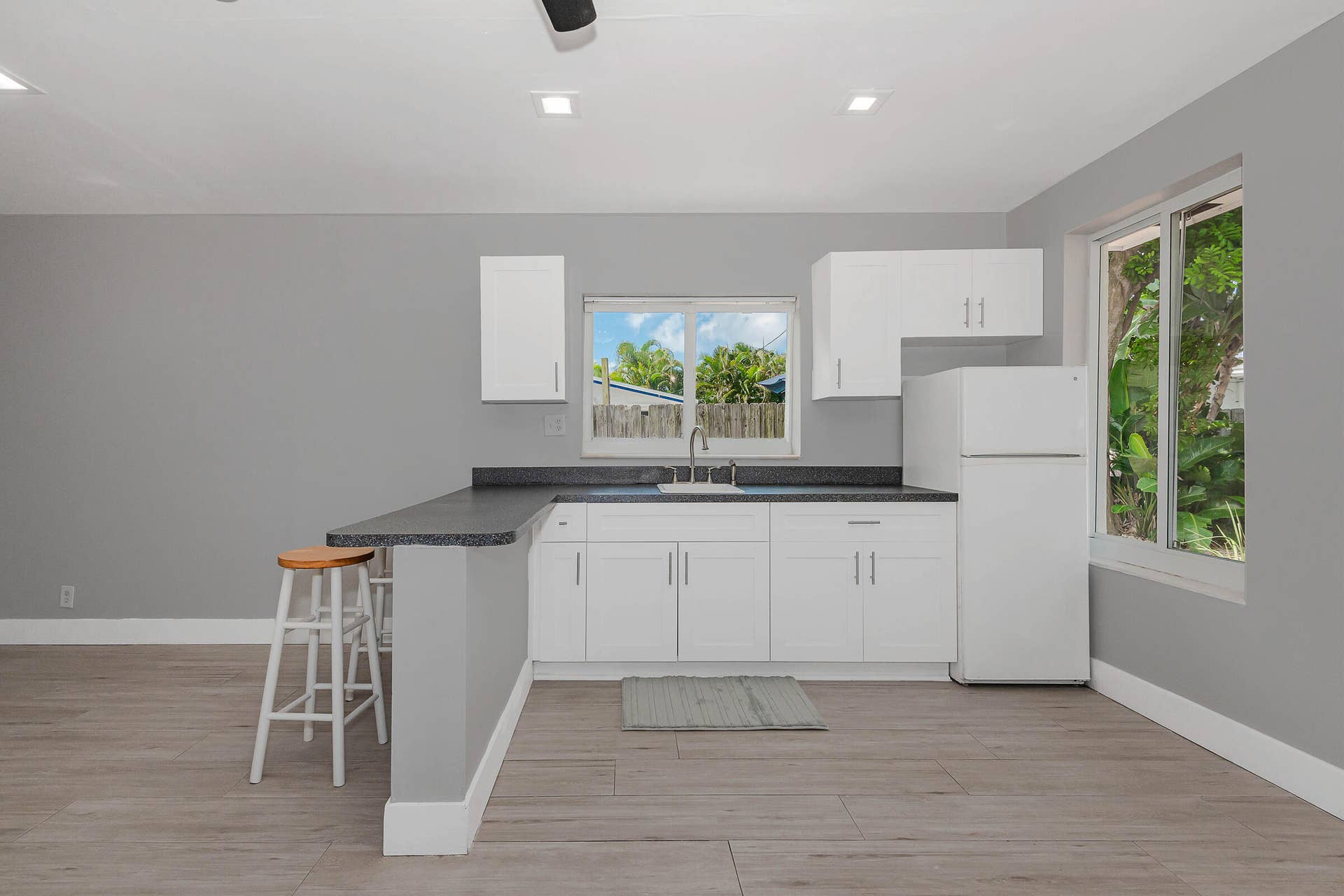 2733 NE 6th Avenue, Wilton Manors, FL 33334 One bedroom apartment kitchen