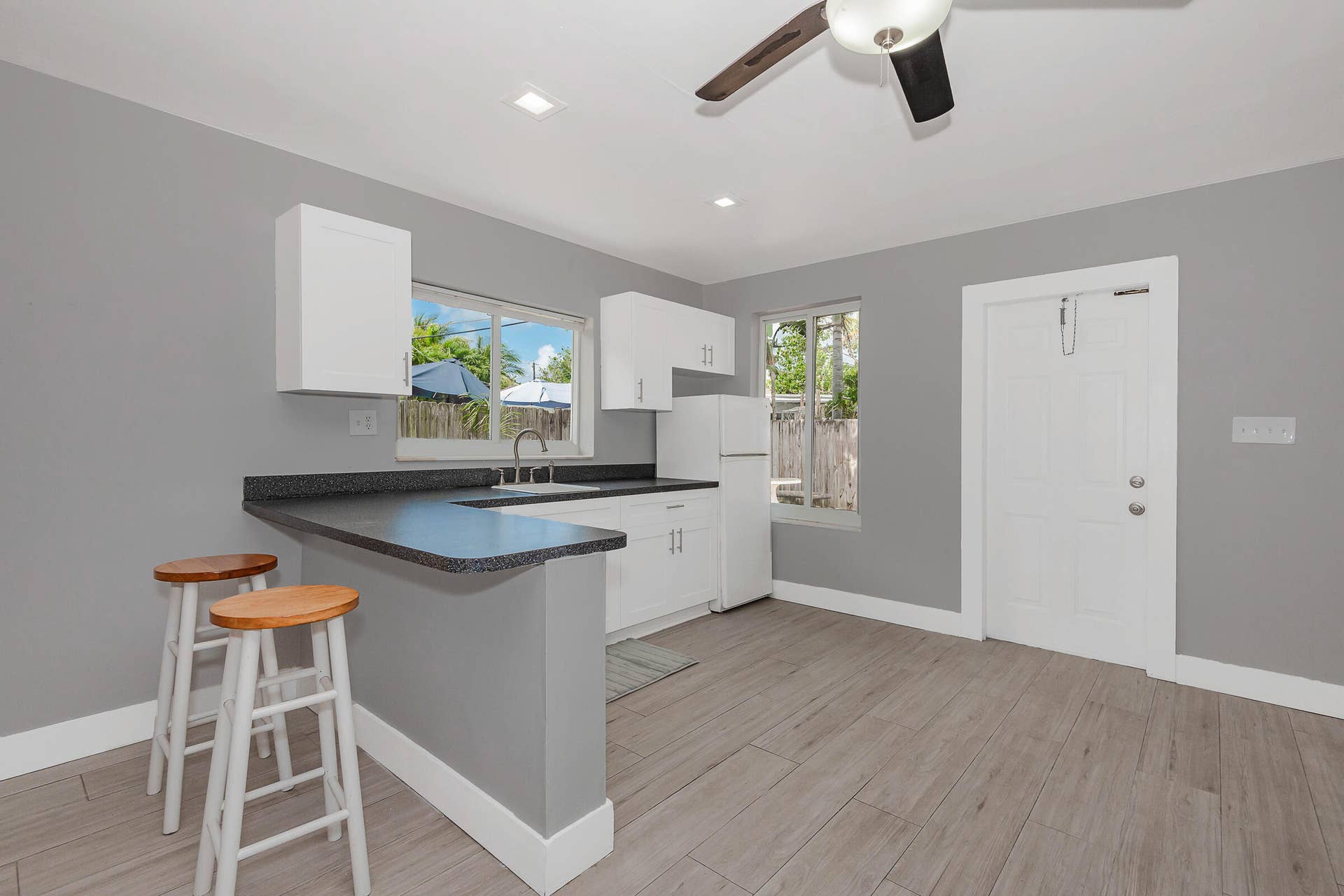 2733 NE 6th Avenue, Wilton Manors, FL 33334 Guest quarters dining area and kitchen