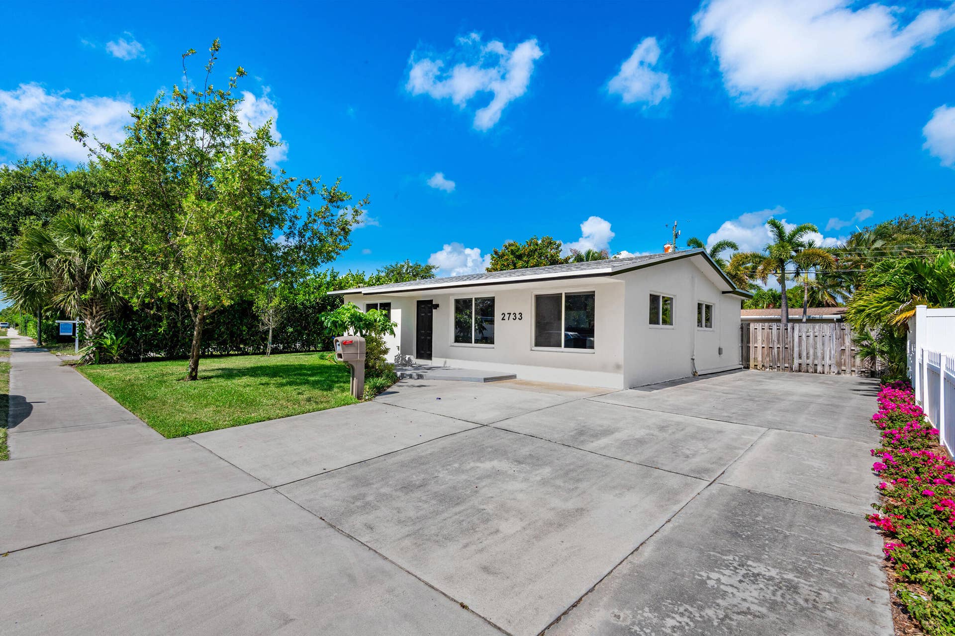 2733 NE 6th Avenue, Wilton Manors, FL 33334 Lots of parking