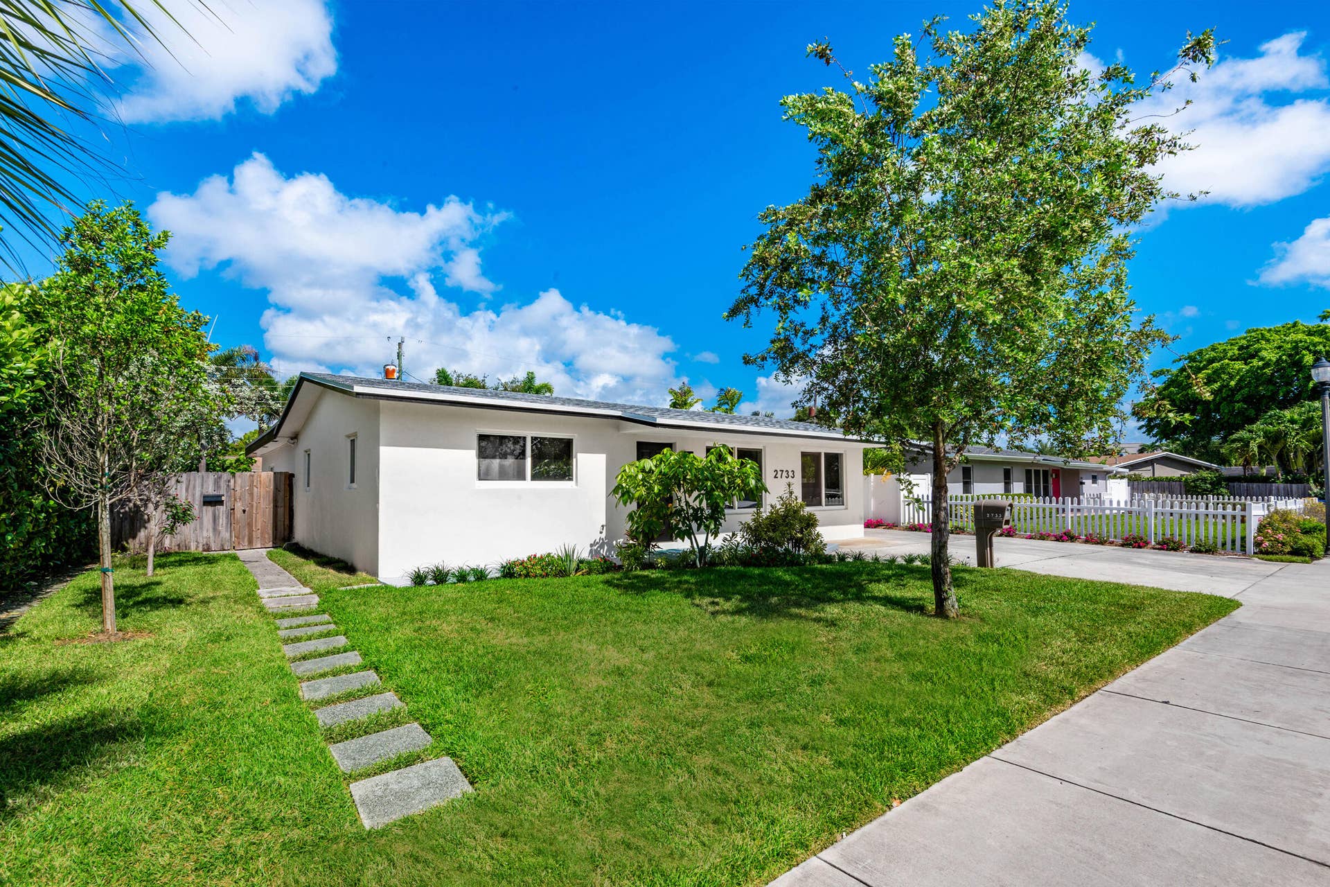 2733 NE 6th Avenue, Wilton Manors, FL 33334 Front, private entrance to apartment