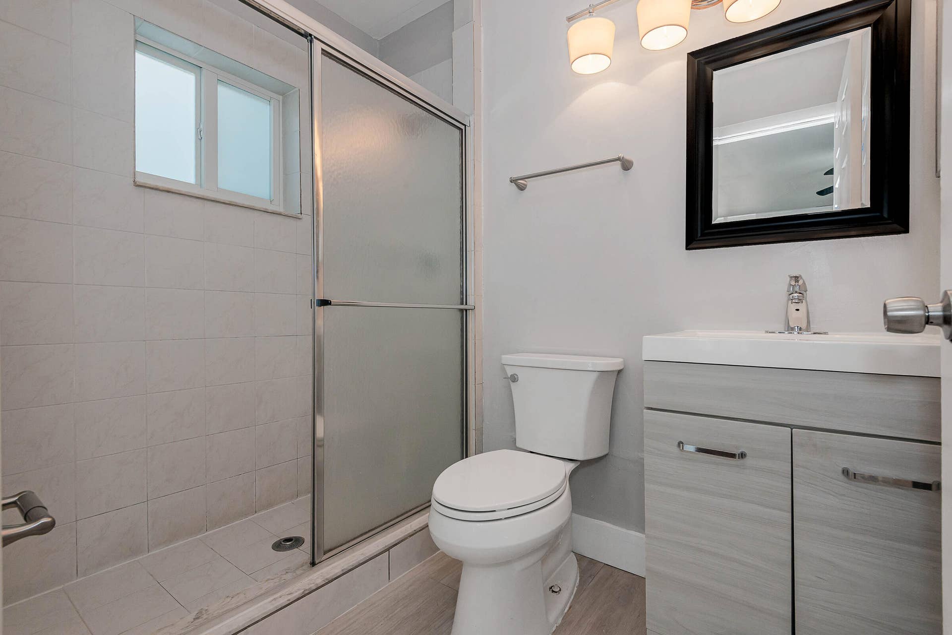 2733 NE 6th Avenue, Wilton Manors, FL 33334 Apartment bathroom