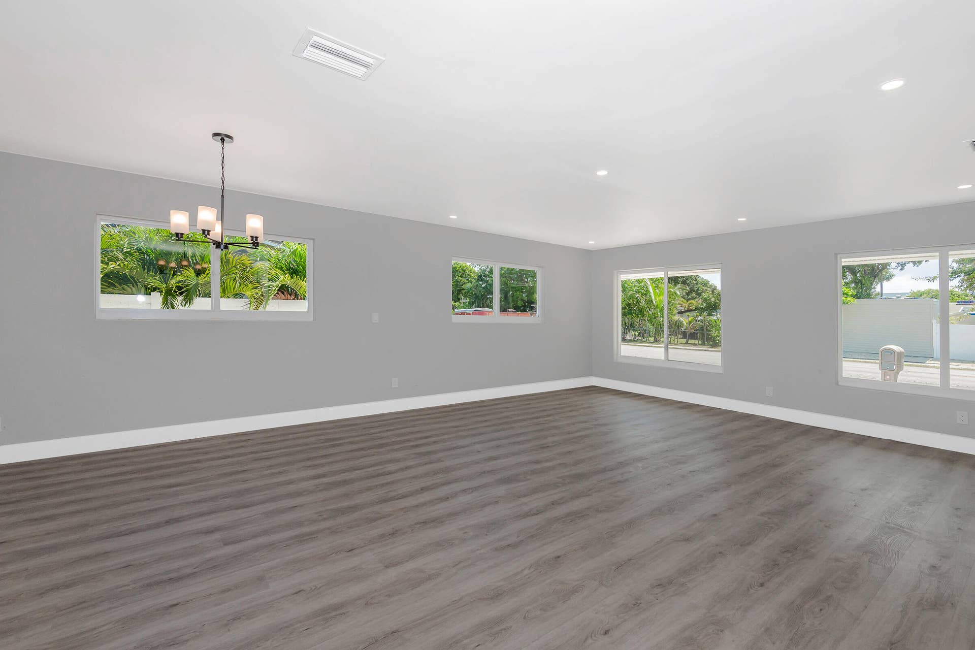 2733 NE 6th Avenue, Wilton Manors, FL 33334 Living and dining area