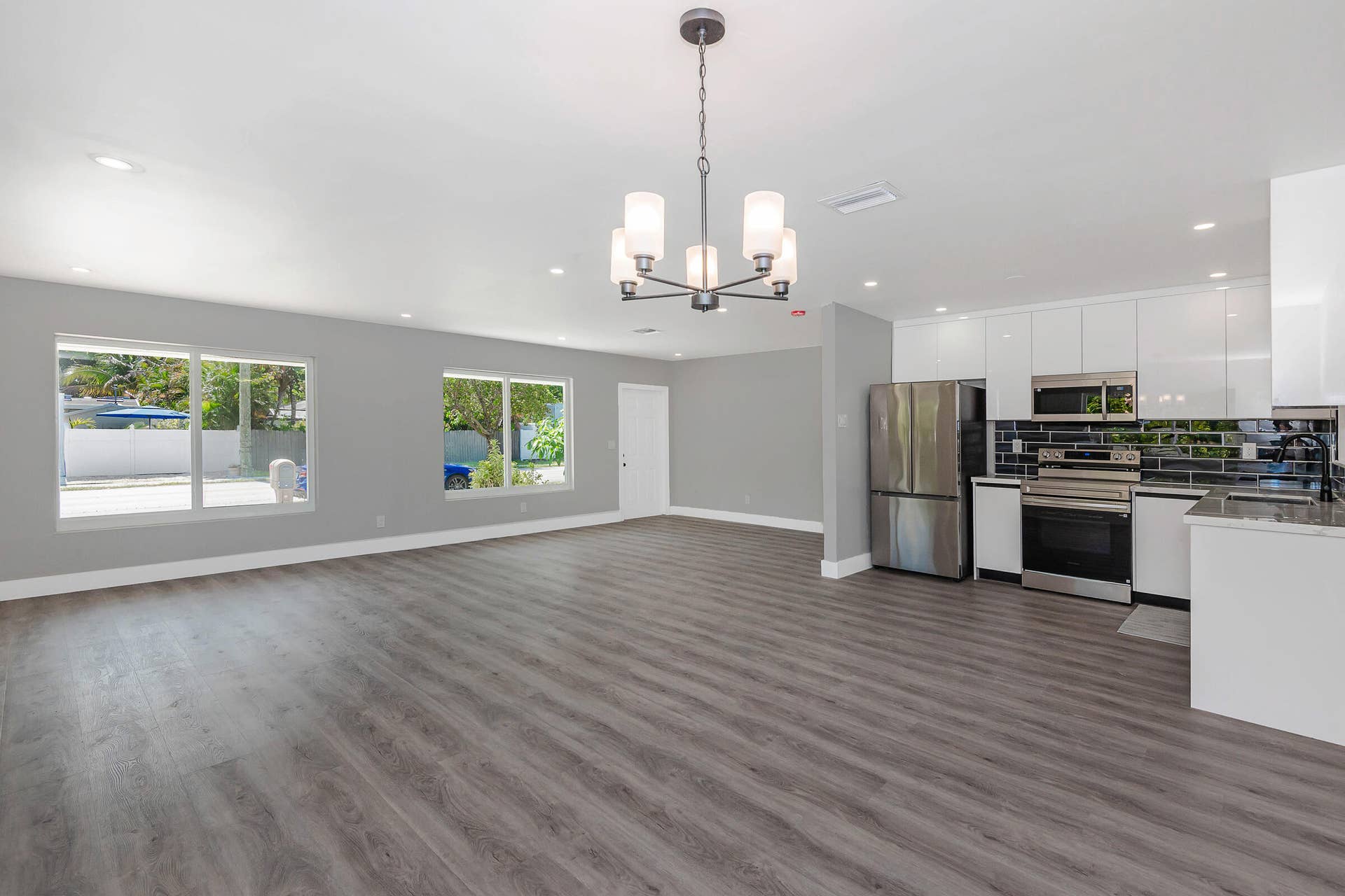 2733 NE 6th Avenue, Wilton Manors, FL 33334 Dining, kitchen, living area