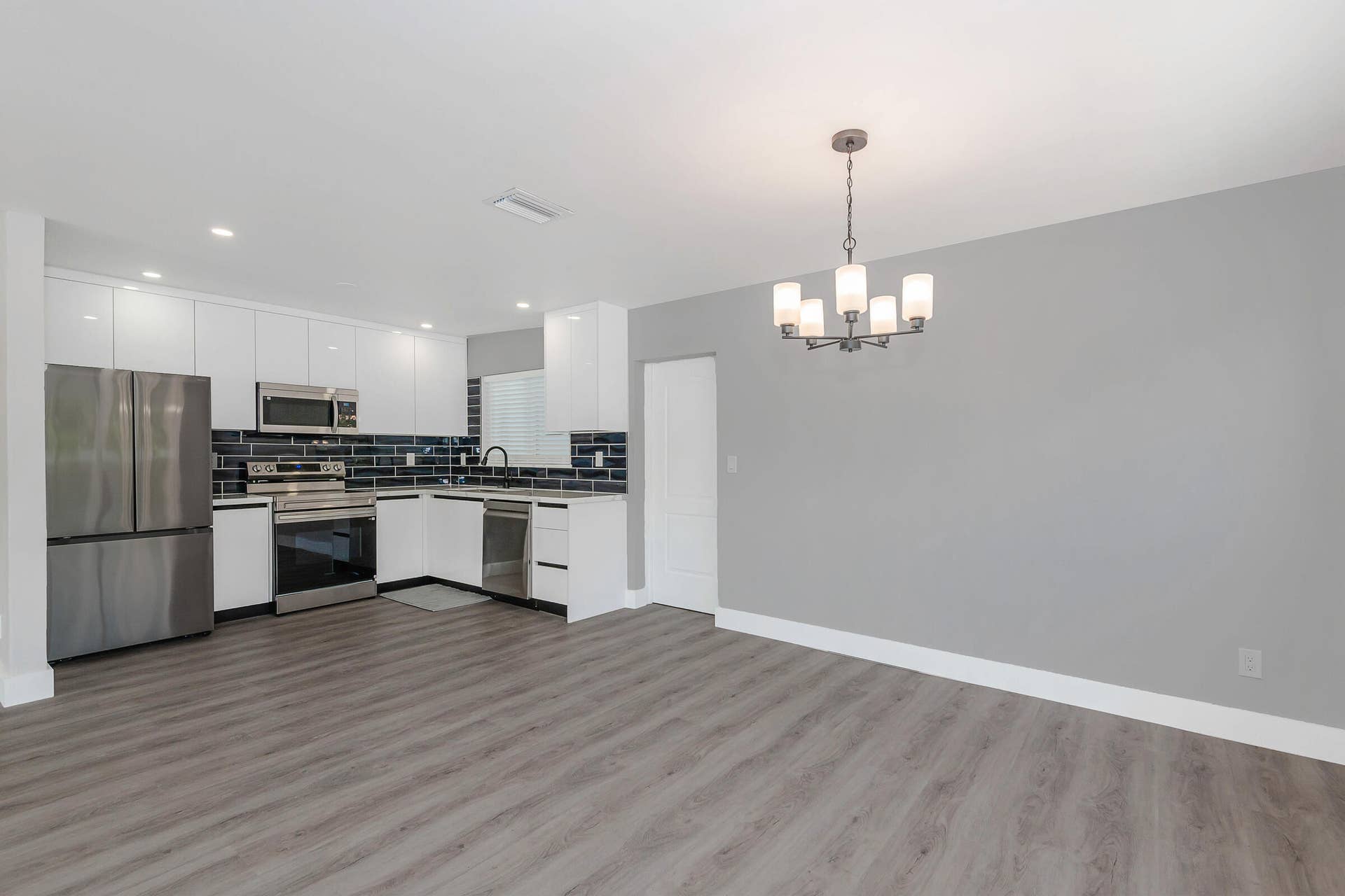 2733 NE 6th Avenue, Wilton Manors, FL 33334 Dining and kitchen area