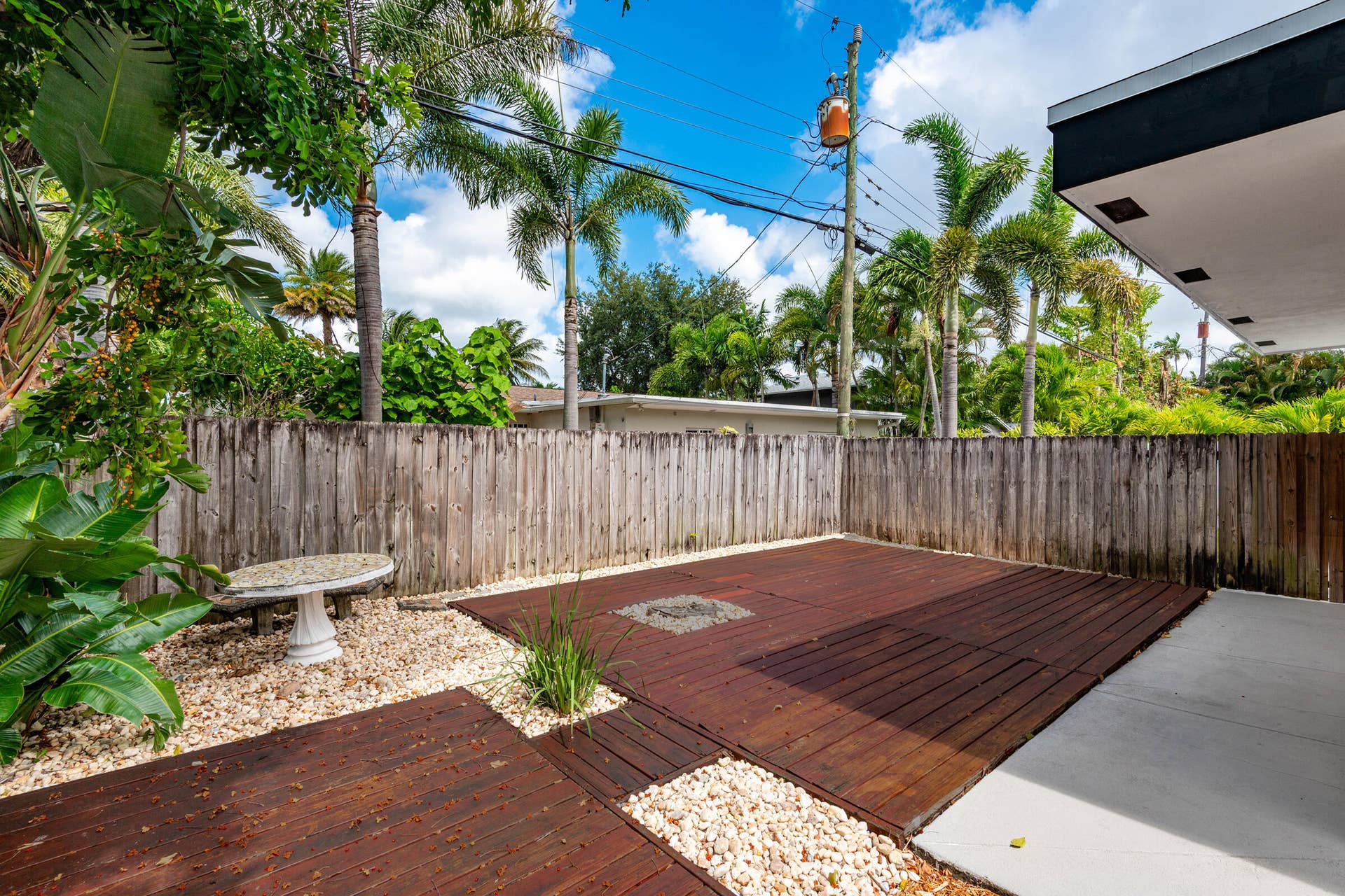 2733 NE 6th Avenue, Wilton Manors, FL 33334 Apartment courtyard