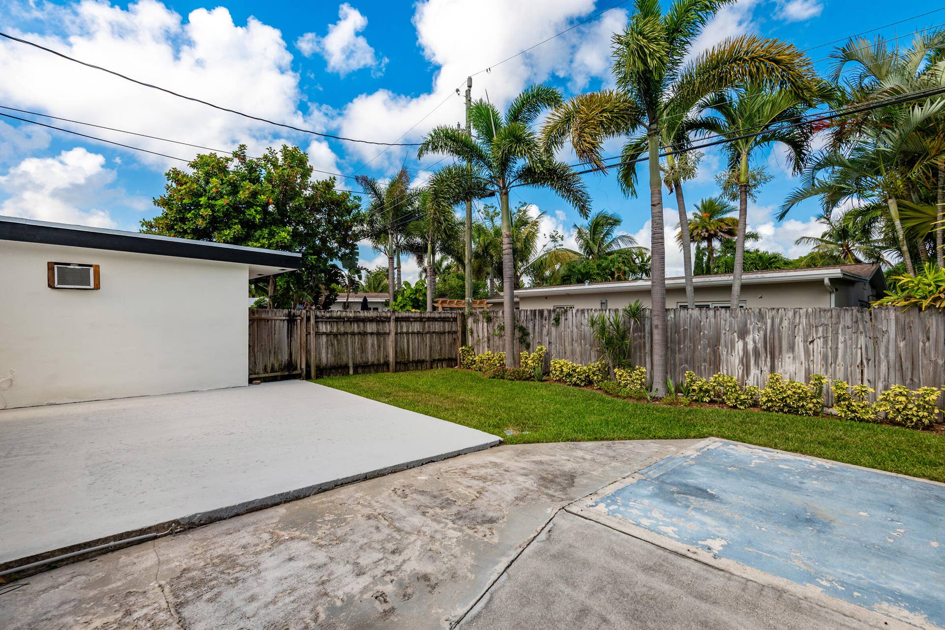 2733 NE 6th Avenue, Wilton Manors, FL 33334 Back yard and back of house