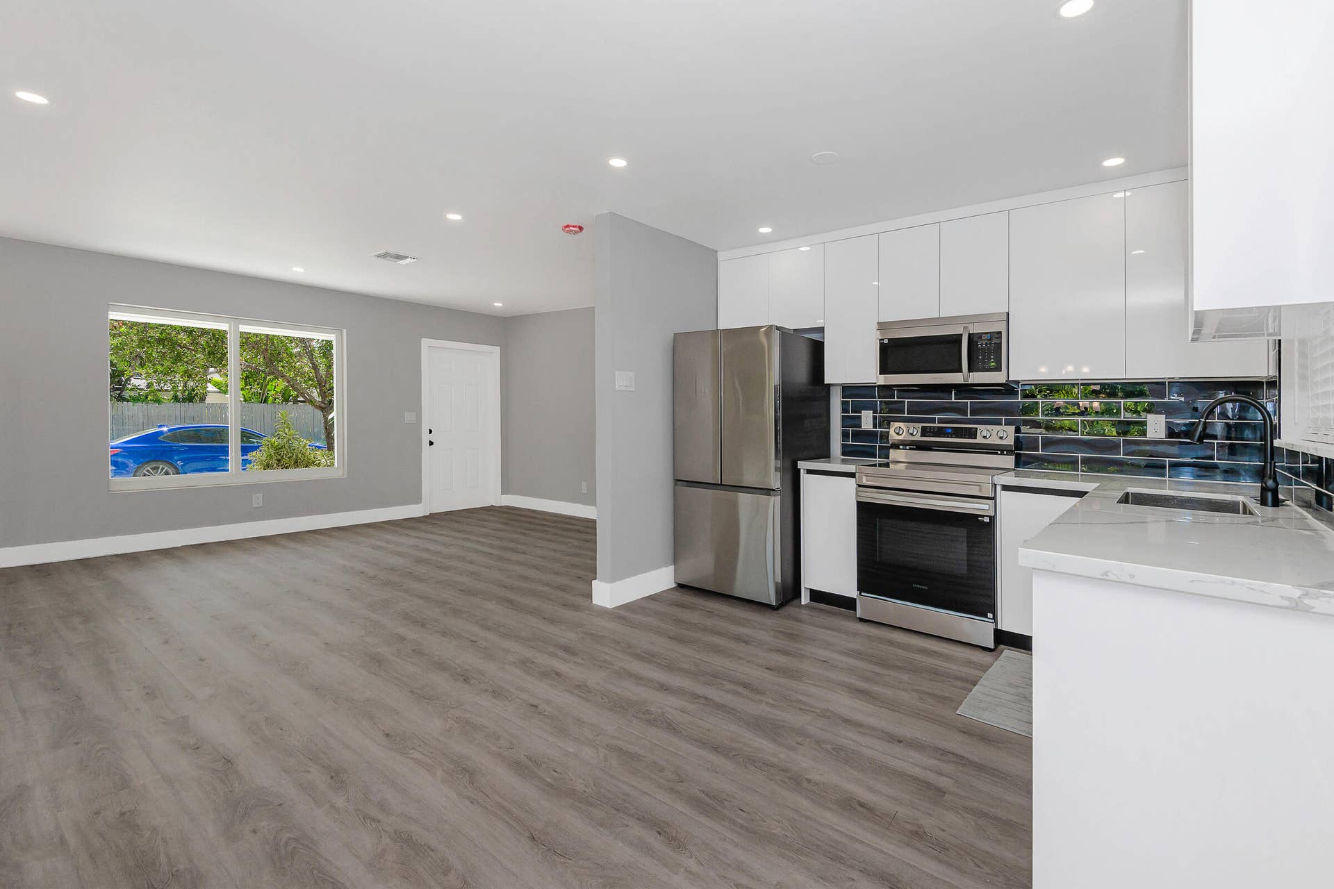 2733 NE 6th Avenue, Wilton Manors, FL 33334 Dining. Kitchen , living room