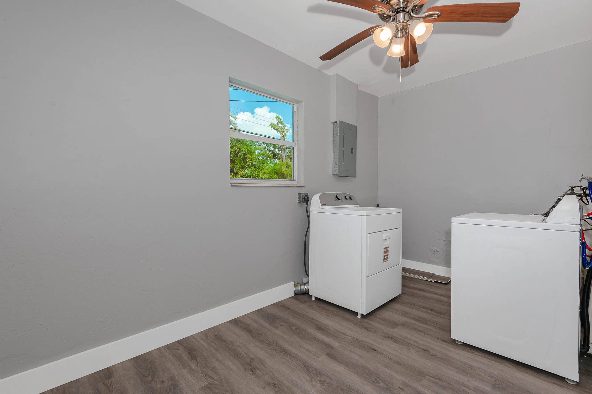 2733 NE 6th Avenue, Wilton Manors, FL 33334 Laundry room