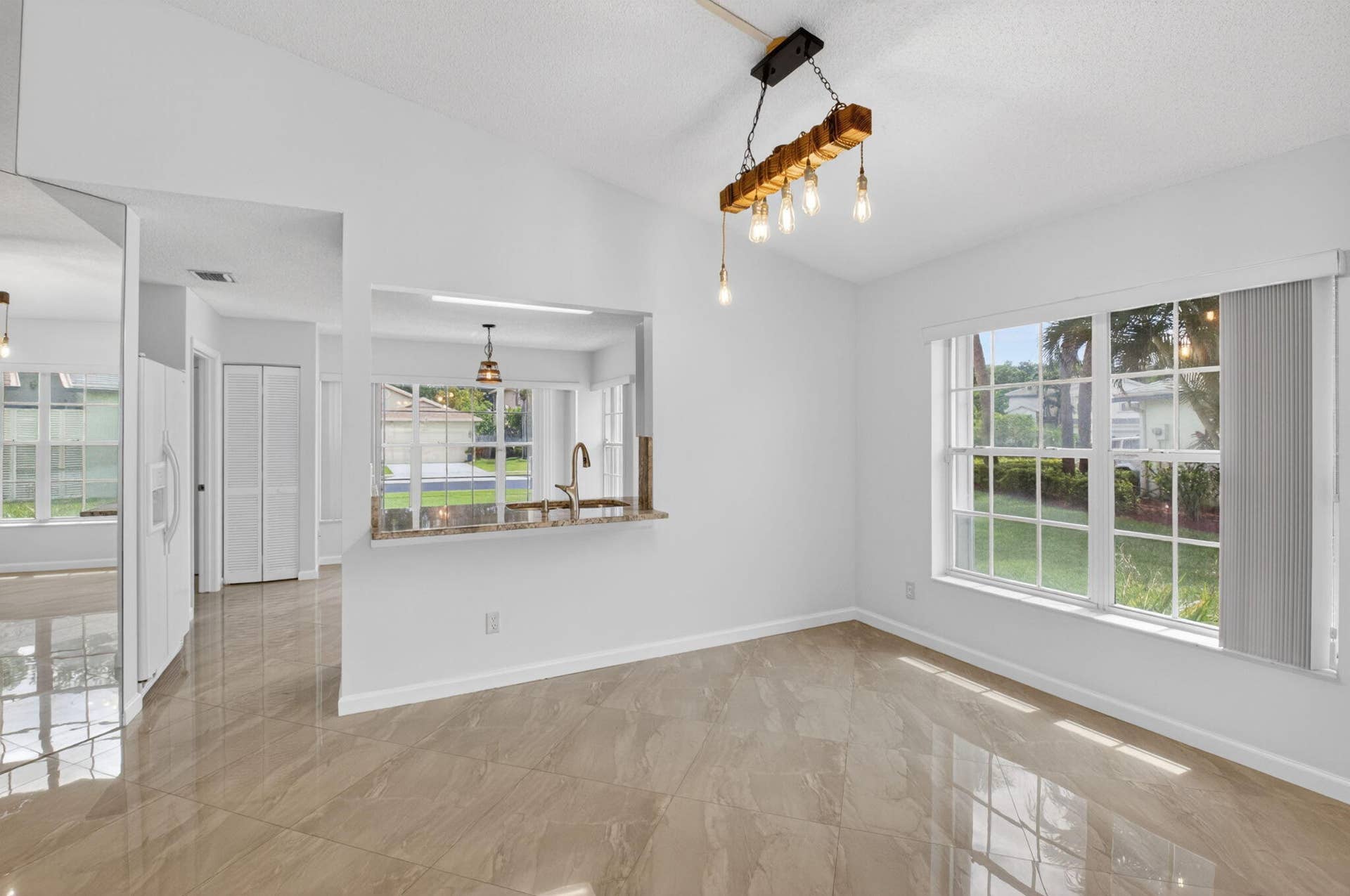 6413 Lansdowne Circle, Boynton Beach, FL 33472 Dining to kitchen view
