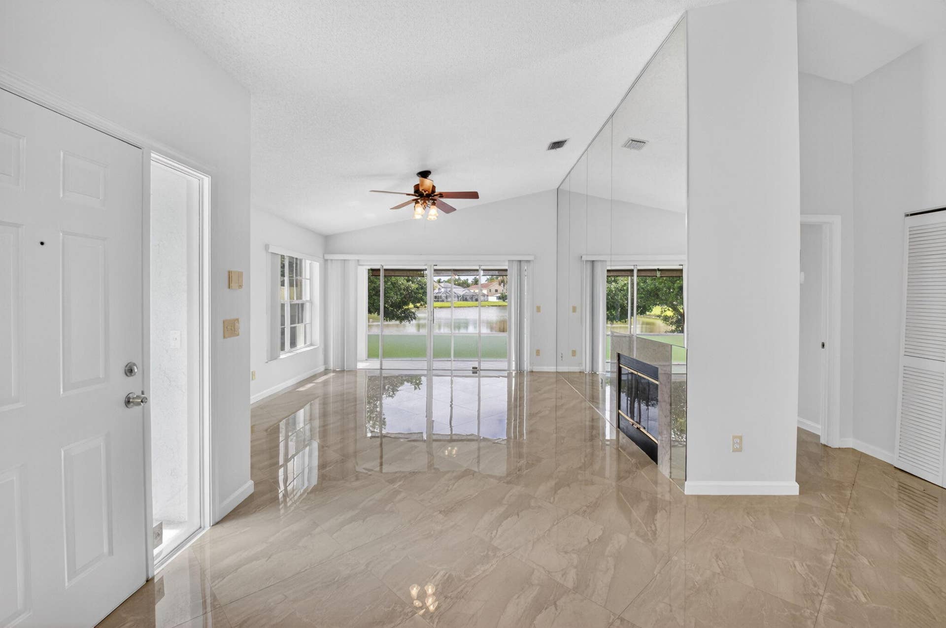 6413 Lansdowne Circle, Boynton Beach, FL 33472 Living Room