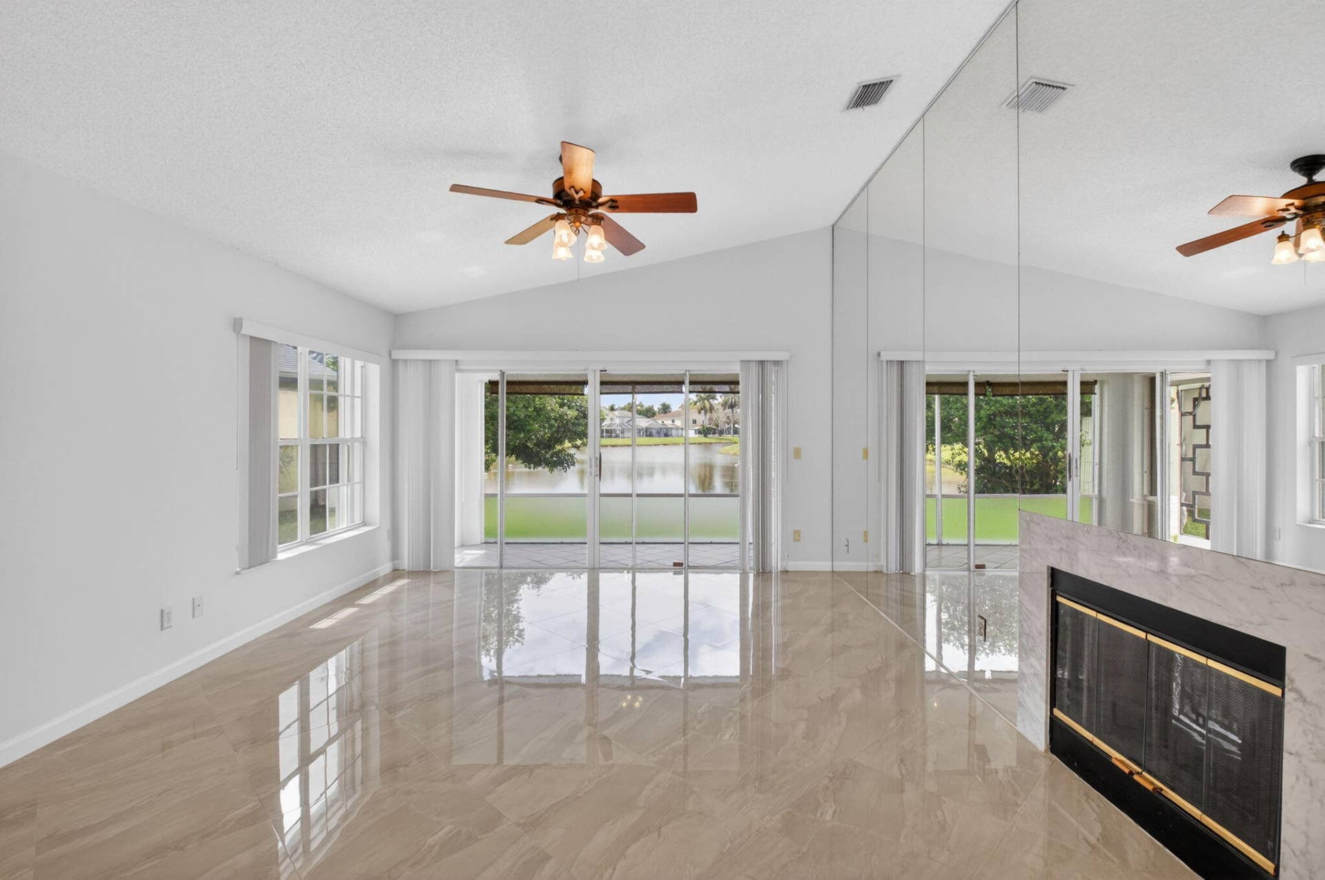 6413 Lansdowne Circle, Boynton Beach, FL 33472 Living Room