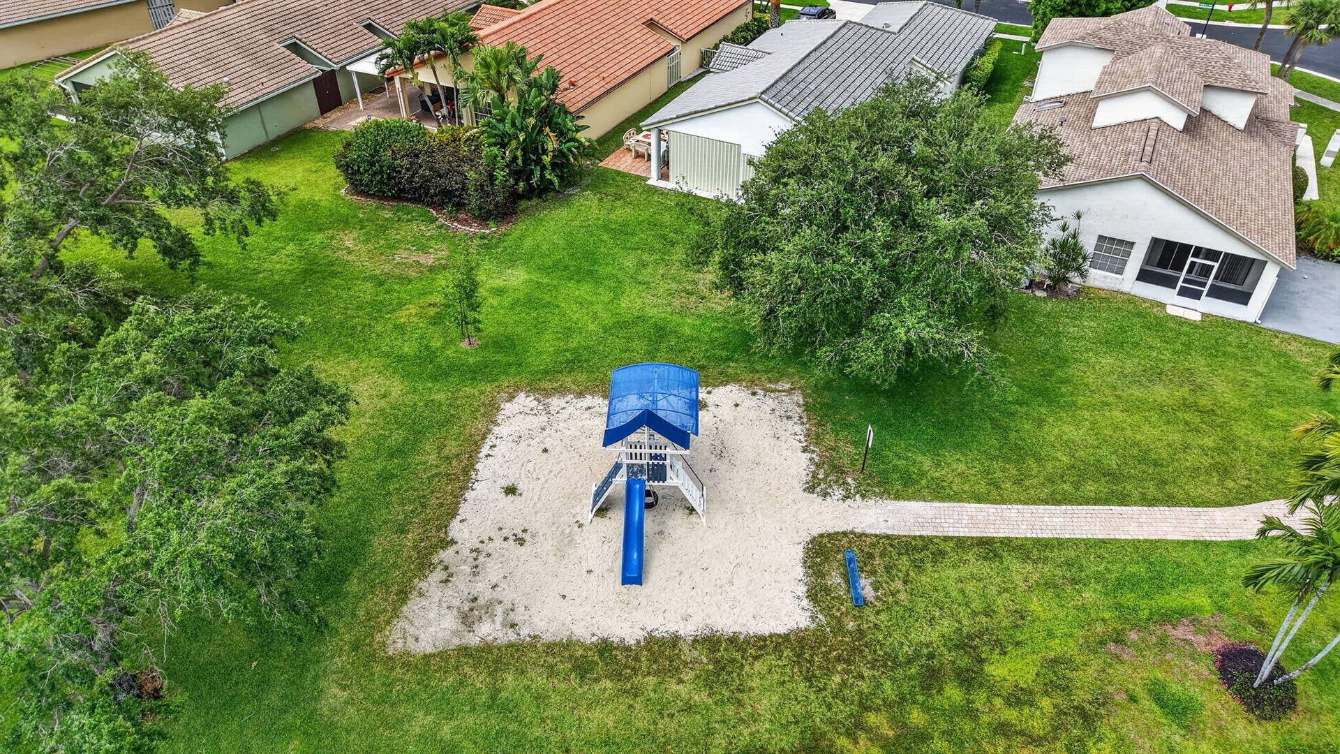 6413 Lansdowne Circle, Boynton Beach, FL 33472 Tot lot