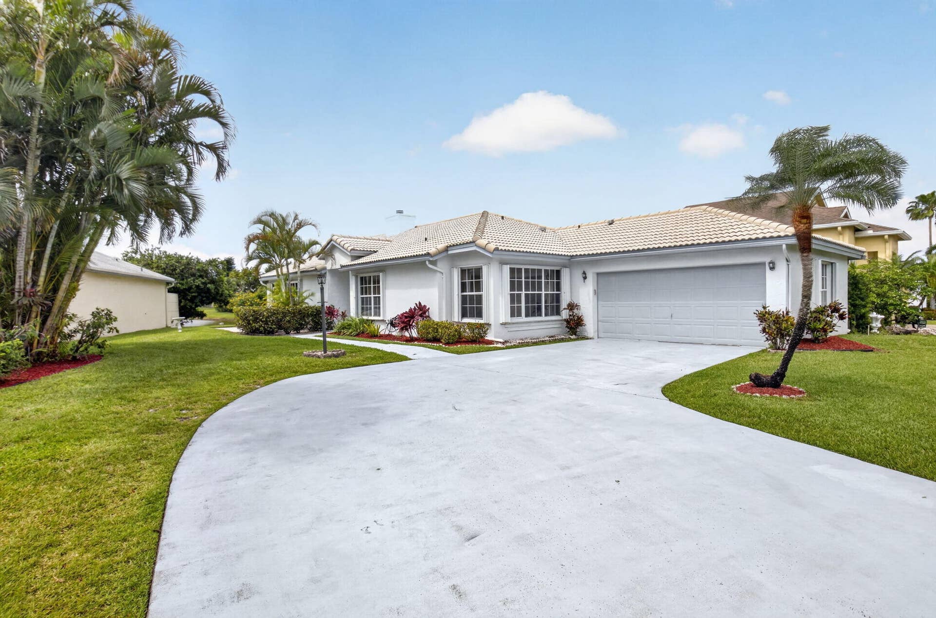 6413 Lansdowne Circle, Boynton Beach, FL 33472 Front Driveway