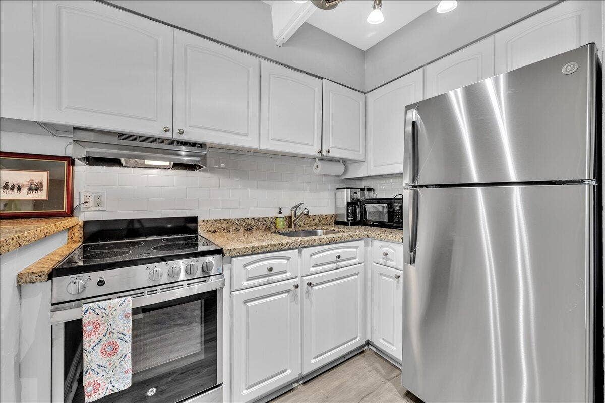 2124 NE 5th Avenue, #212, Wilton Manors, FL 33305 14-306A4368