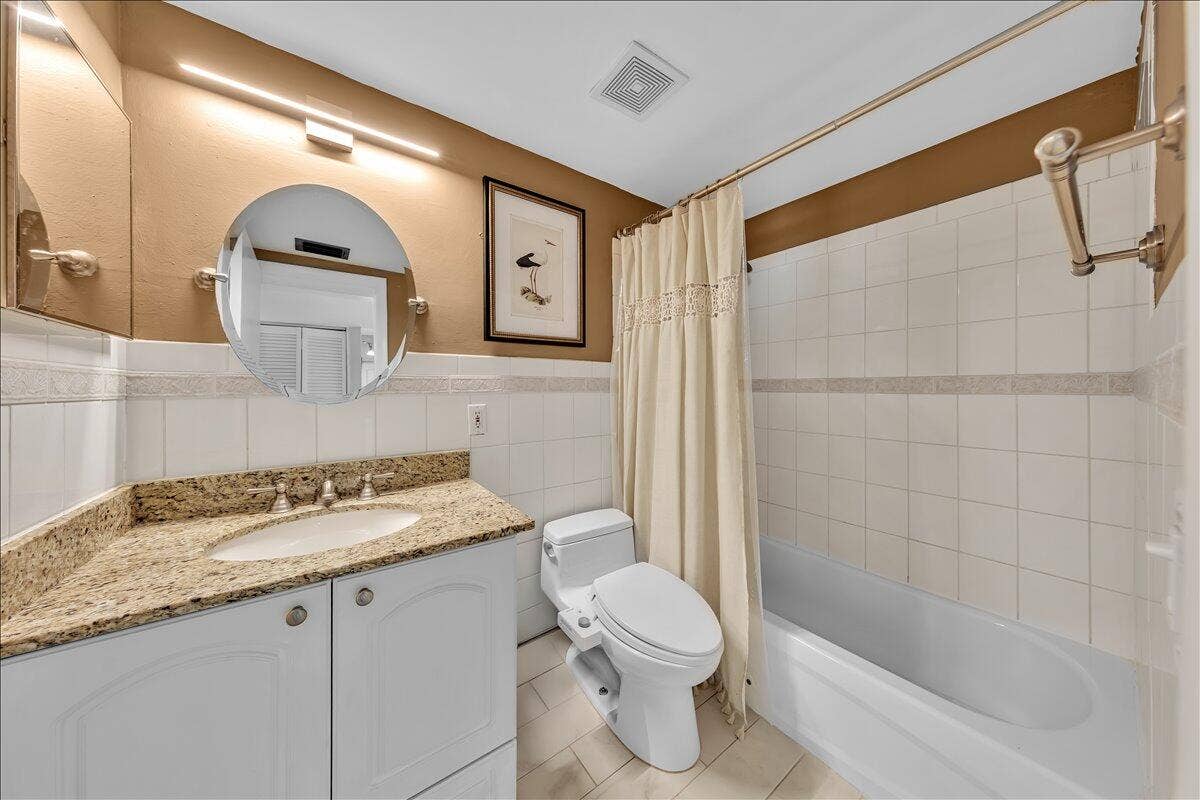2124 NE 5th Avenue, #212, Wilton Manors, FL 33305 17-306A4377
