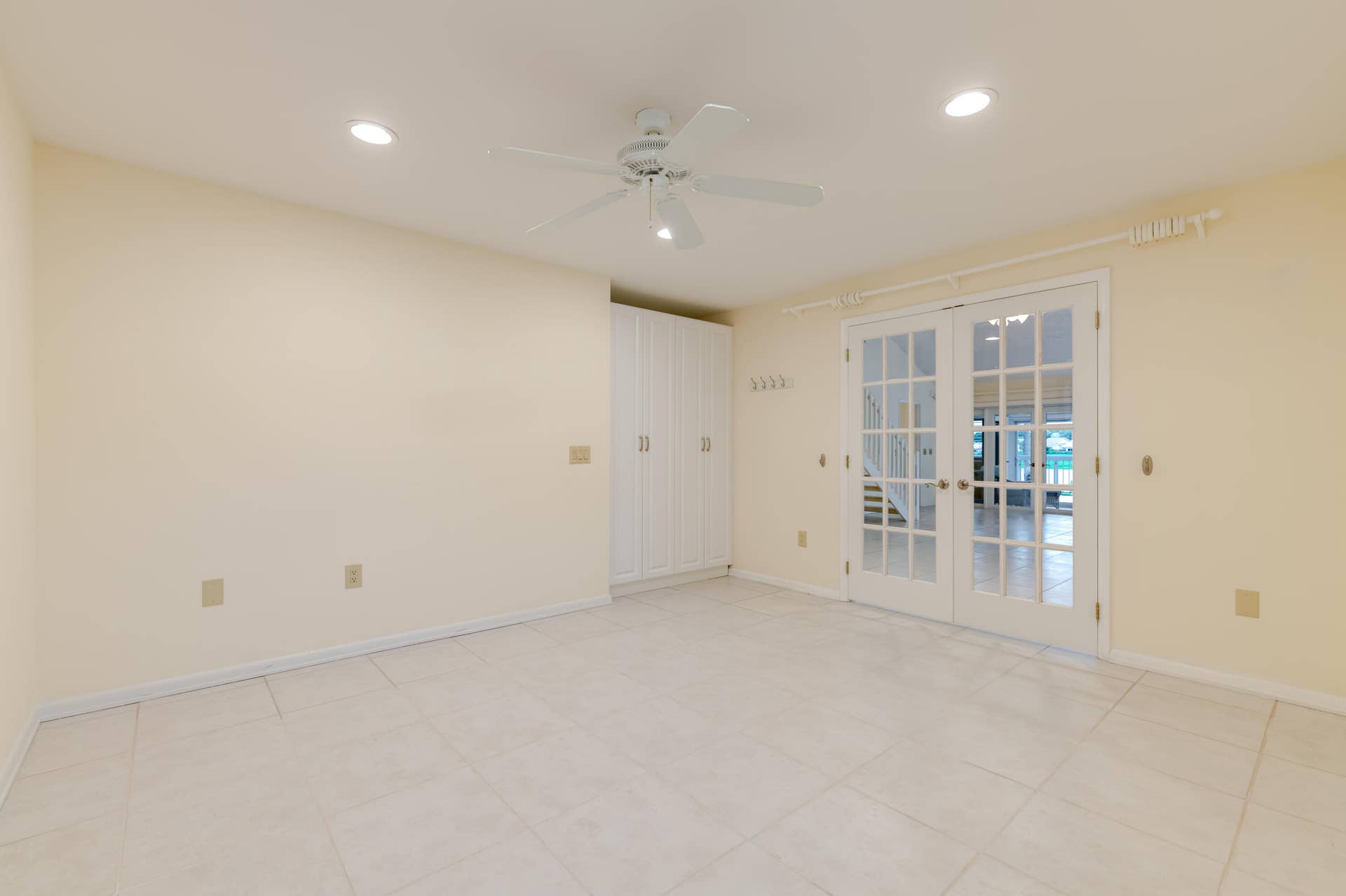 49 Den Office