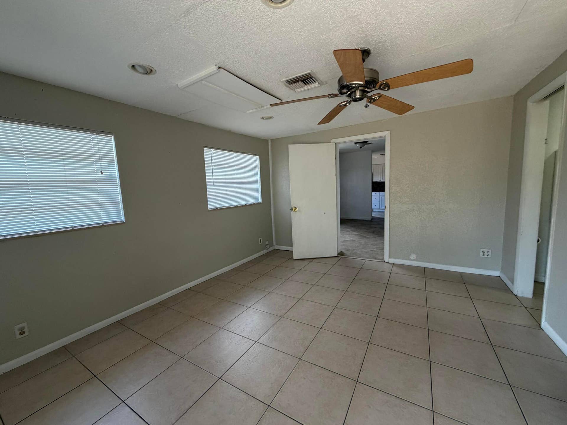 4250 NE 12th Avenue, Pompano Beach, FL 33064 IMG_6184