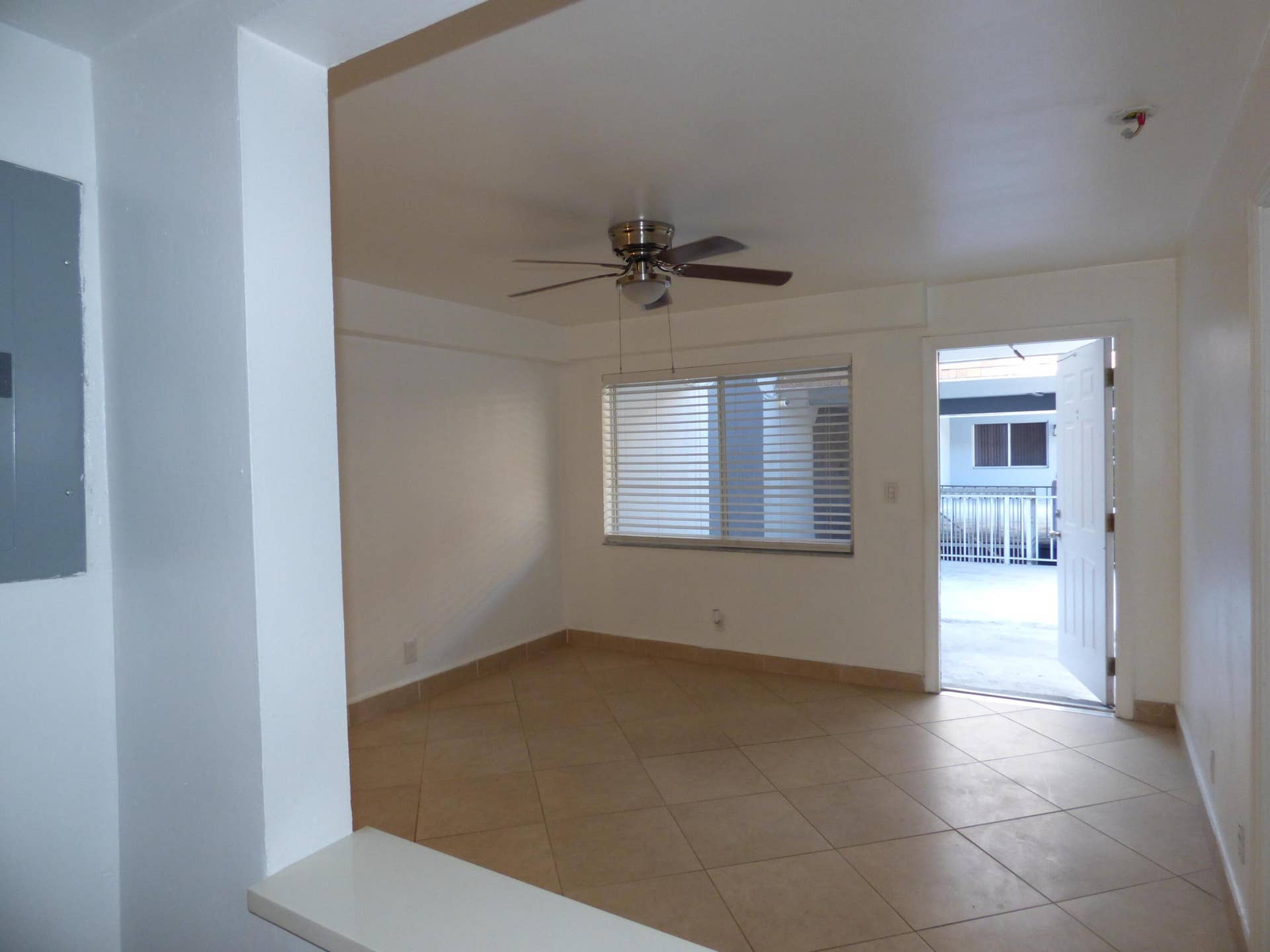 4220 N Federal Highway, #6, Fort Lauderdale, FL 33308 Pass through from Kitchen to living room