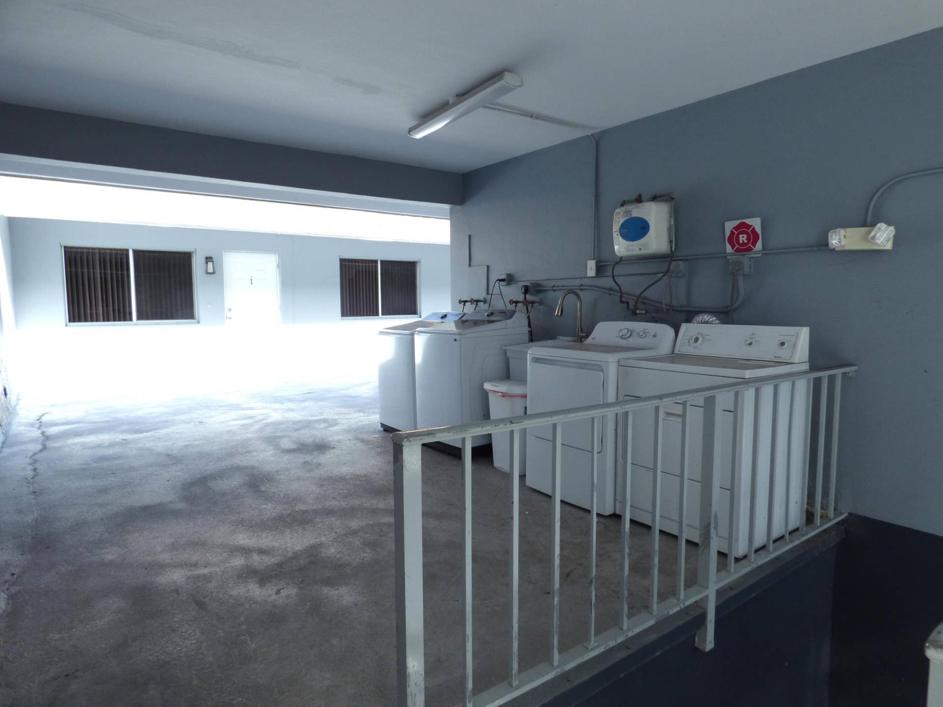 4220 N Federal Highway, #6, Fort Lauderdale, FL 33308 Free Laundry for residents. 2 washers and 2 dryers