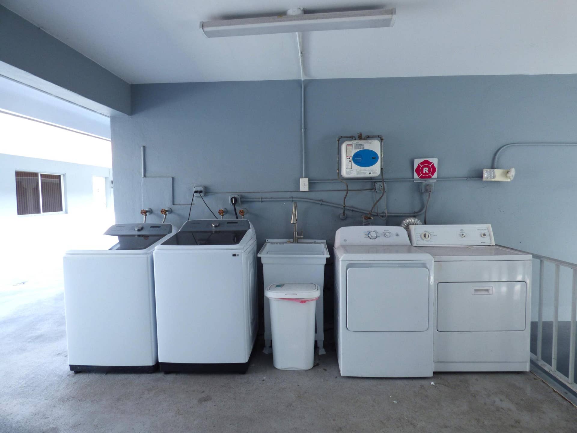 4220 N Federal Highway, #6, Fort Lauderdale, FL 33308 Free Laundry for residents. 2 washers and 2 dryers
