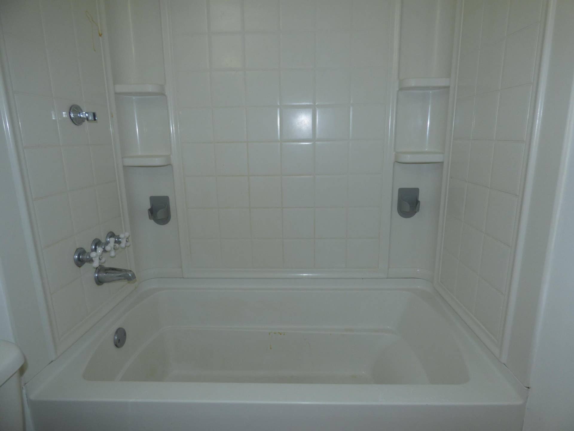 4220 N Federal Highway, #6, Fort Lauderdale, FL 33308 Combination Tub and Shower