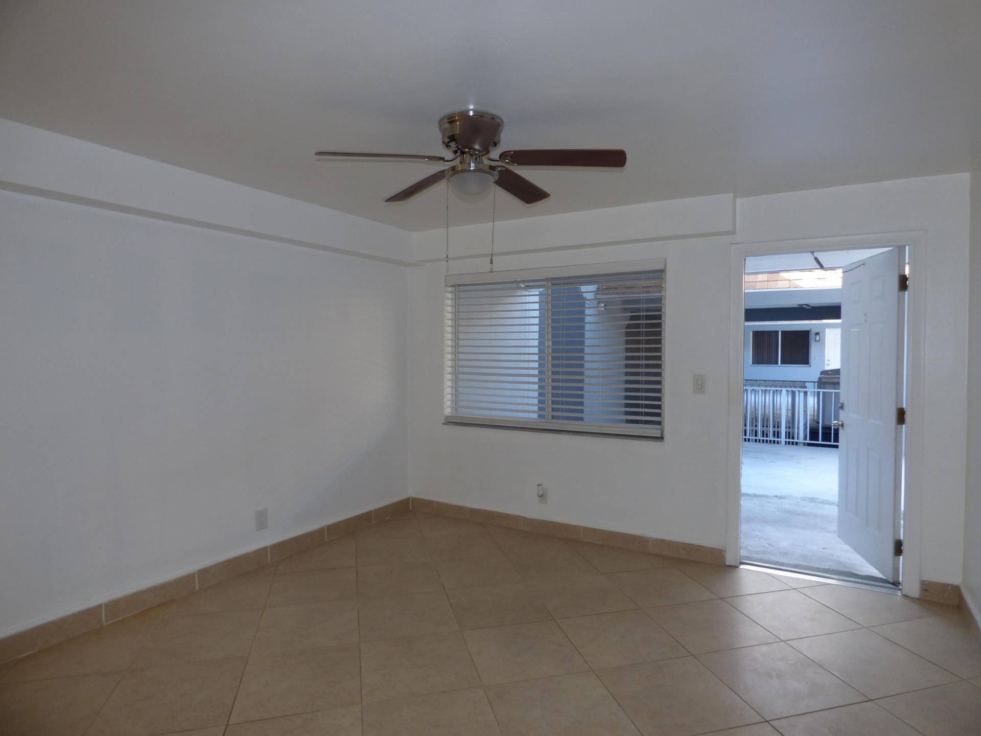 4220 N Federal Highway, #6, Fort Lauderdale, FL 33308 Nice size living room