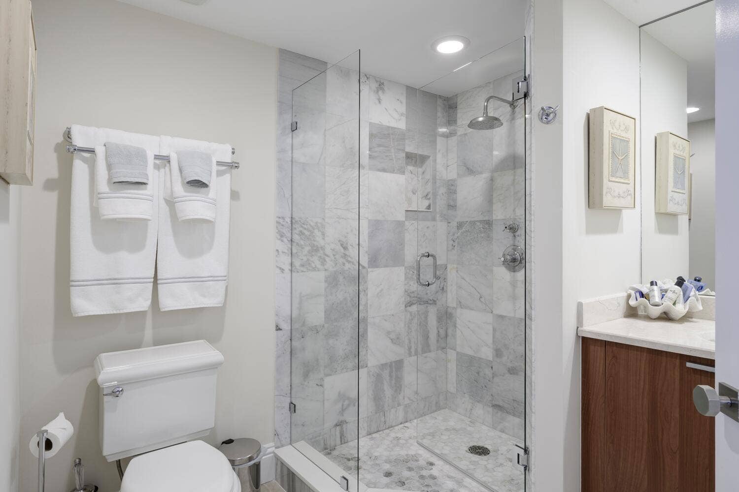 2650 Lake Shore Dr Unit 1602-large-009-0