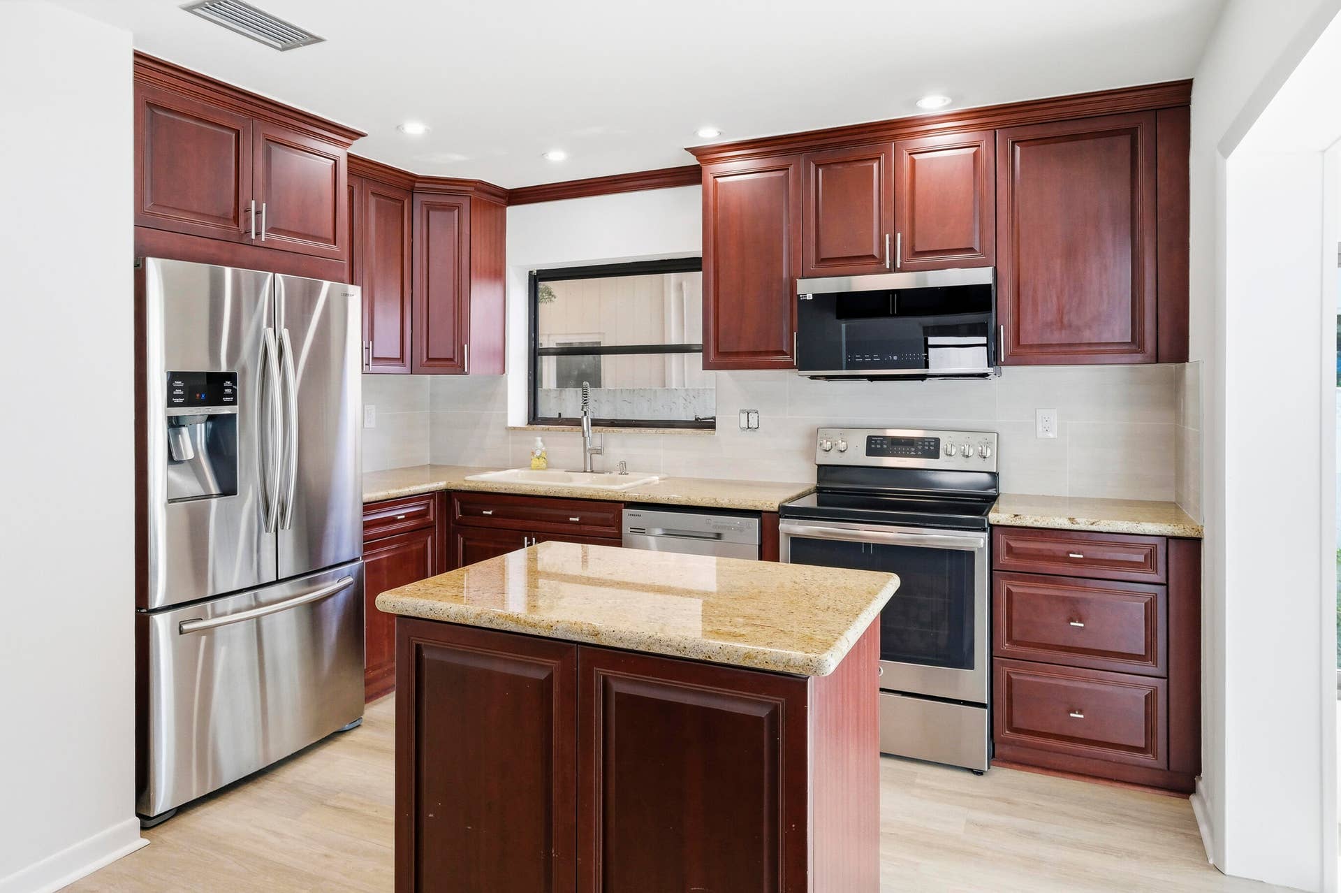 1708 SE 11th Street, Fort Lauderdale, FL 33316 Updated Kitchen