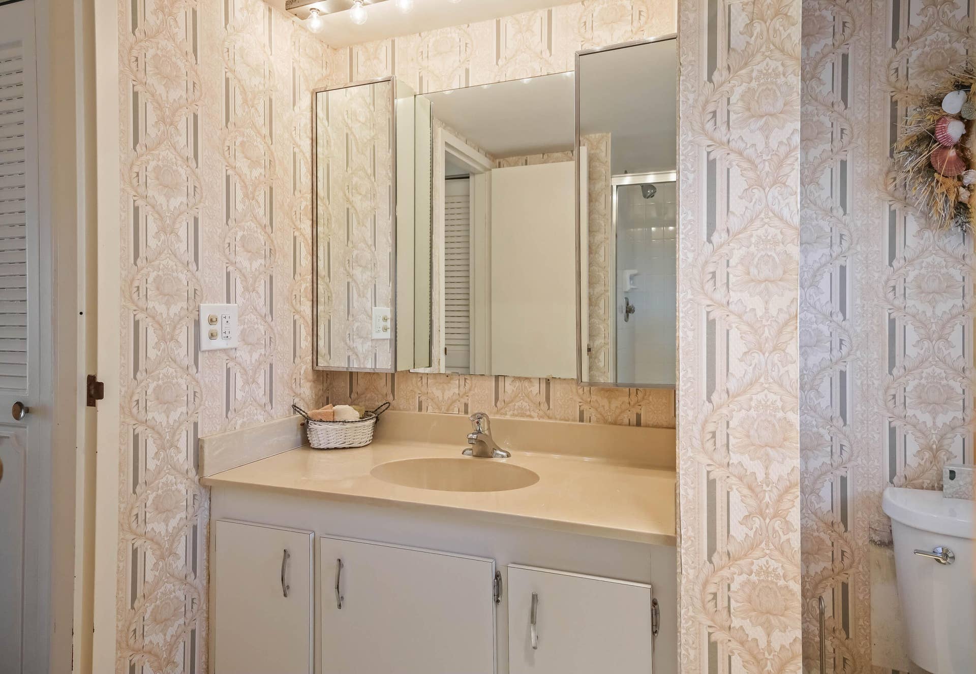 3951 Via Poinciana, #511, Greenacres, FL 33467 MASTER BTH