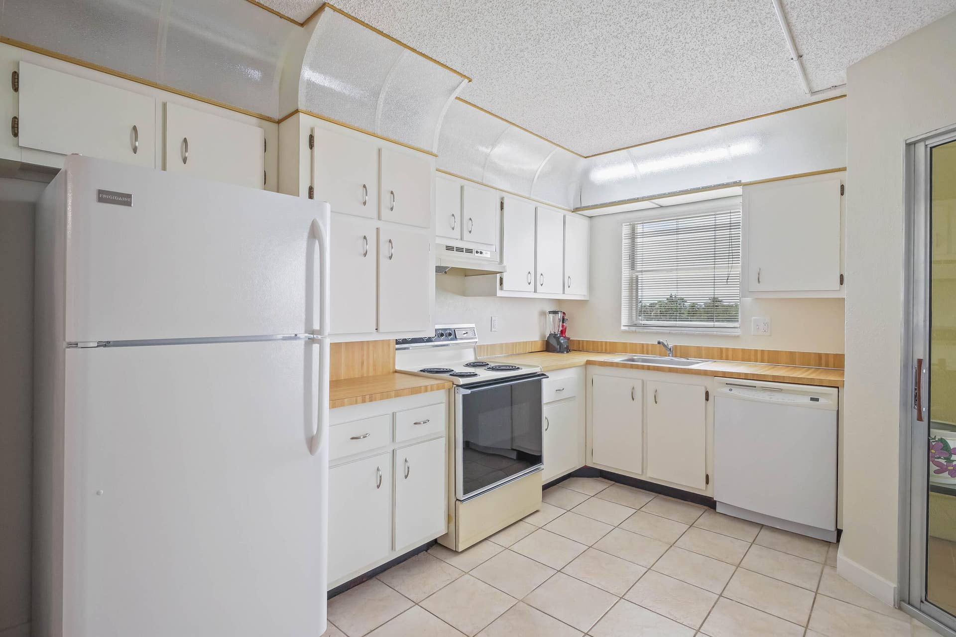 3951 Via Poinciana, #511, Greenacres, FL 33467 KITCHEN ONTO BALCONY