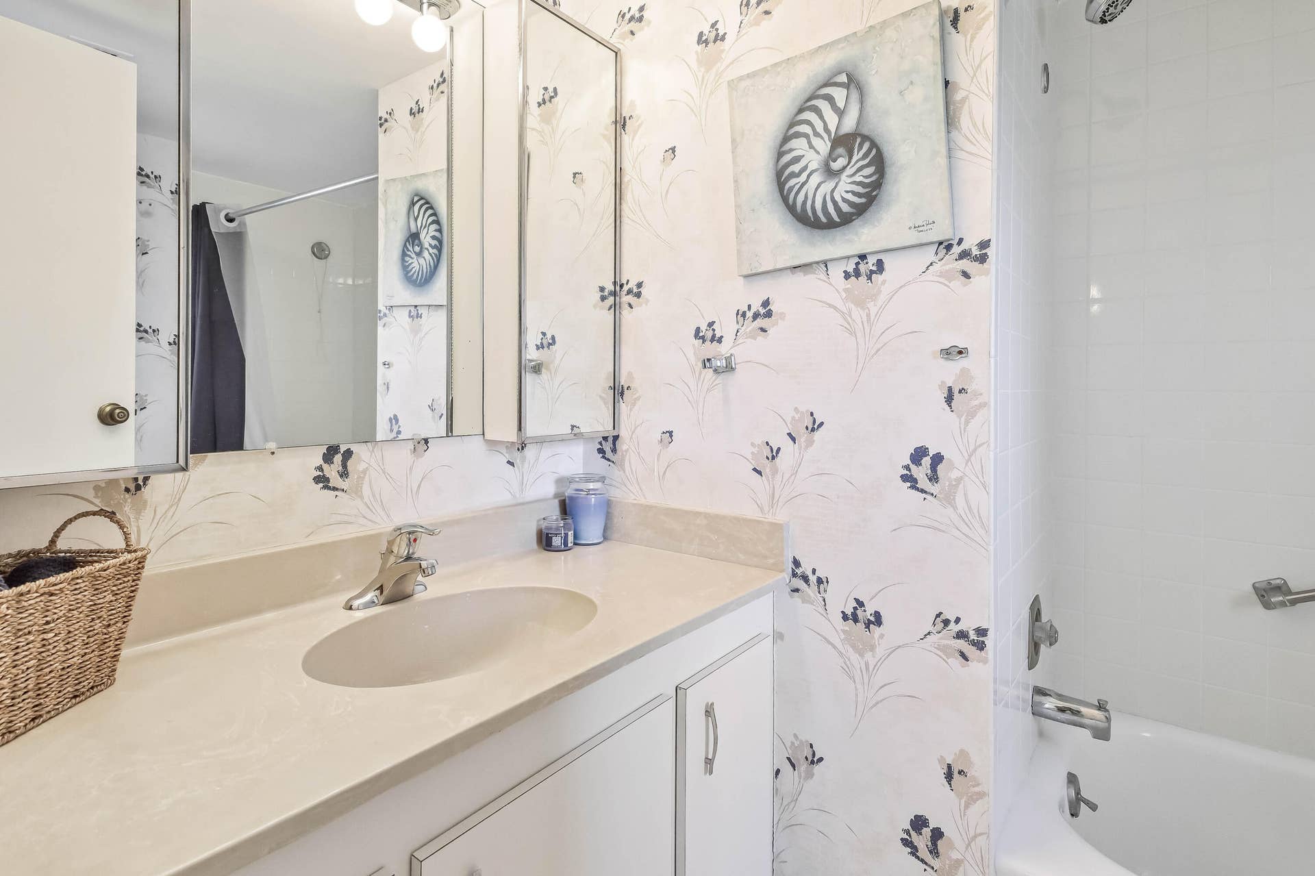 3951 Via Poinciana, #511, Greenacres, FL 33467 GUEST BTH
