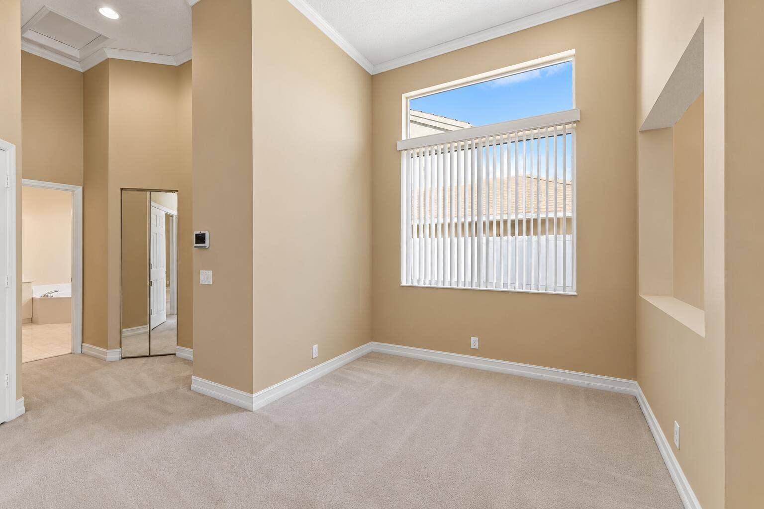 Sitting room towards bathroom - no curta