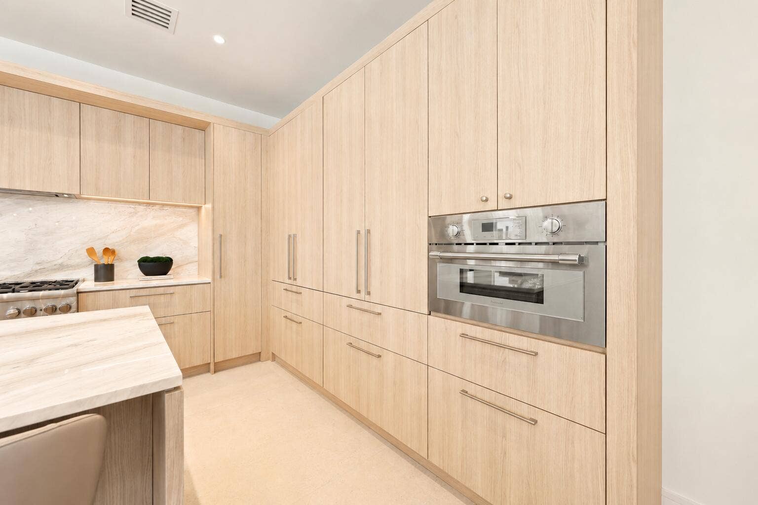 519 SE 4th Avenue, Delray Beach, FL 33483 kitchen