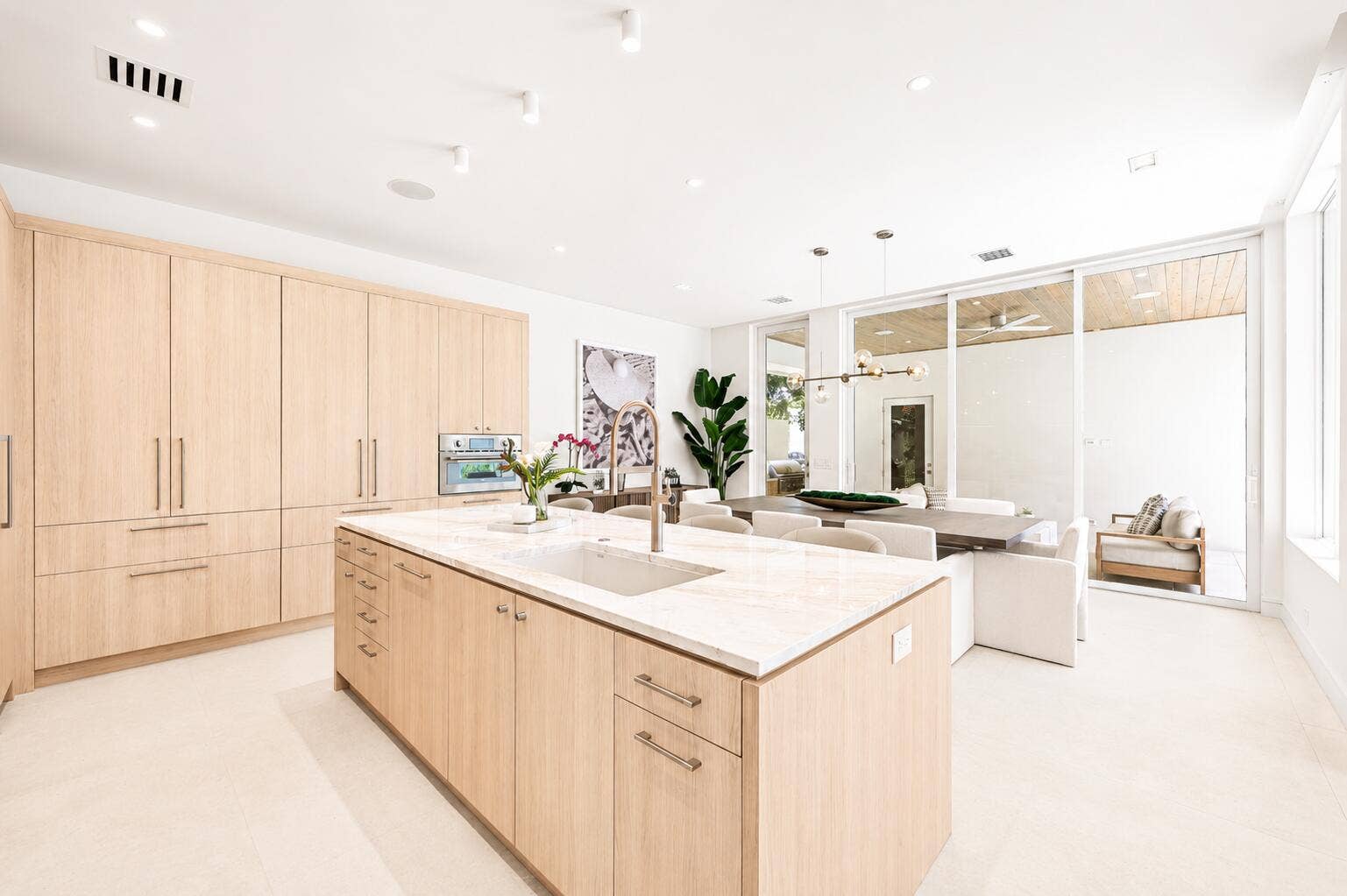 519 SE 4th Avenue, Delray Beach, FL 33483 kitchen