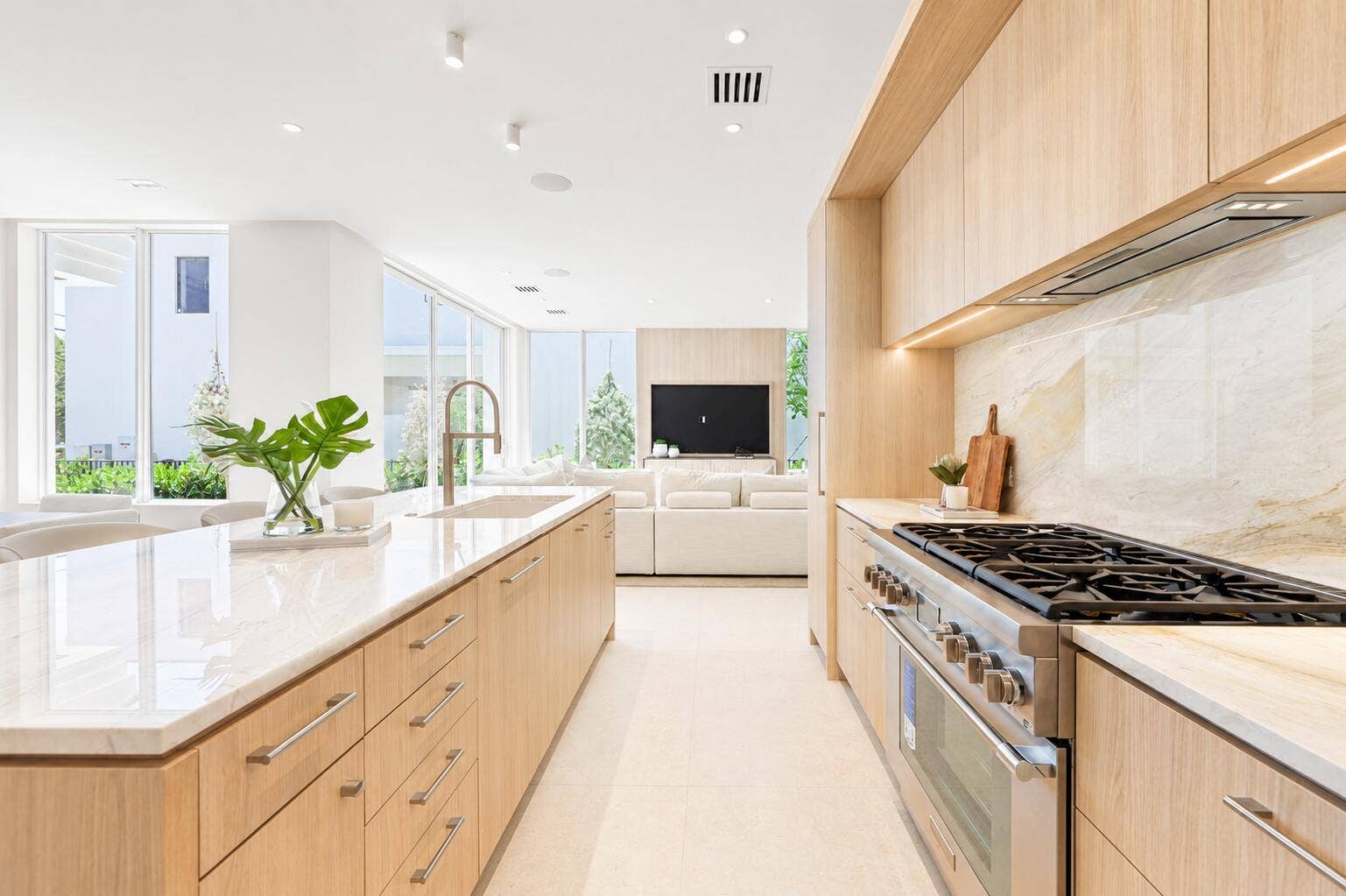 519 SE 4th Avenue, Delray Beach, FL 33483 kitchen