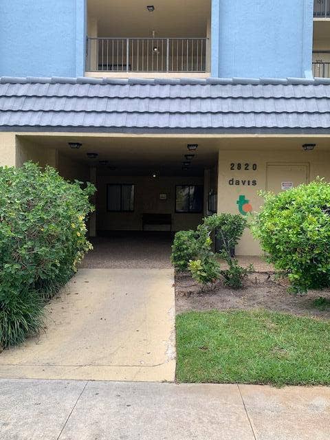 2820 Tennis Club Drive, #506, West Palm Beach, FL 33417 front enter