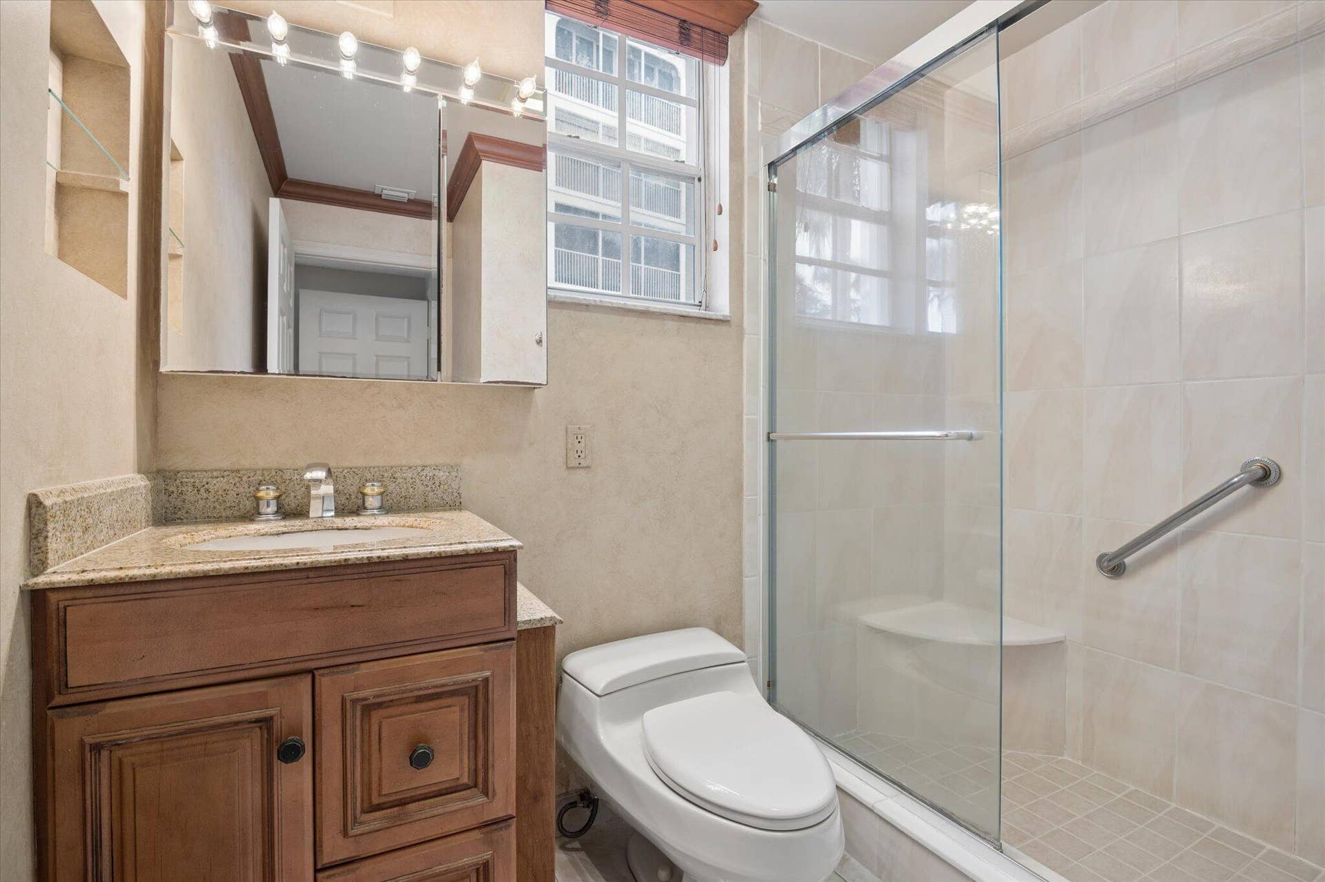 18-Cowan_Bounahra-4112 W Palm Aire Dr #1